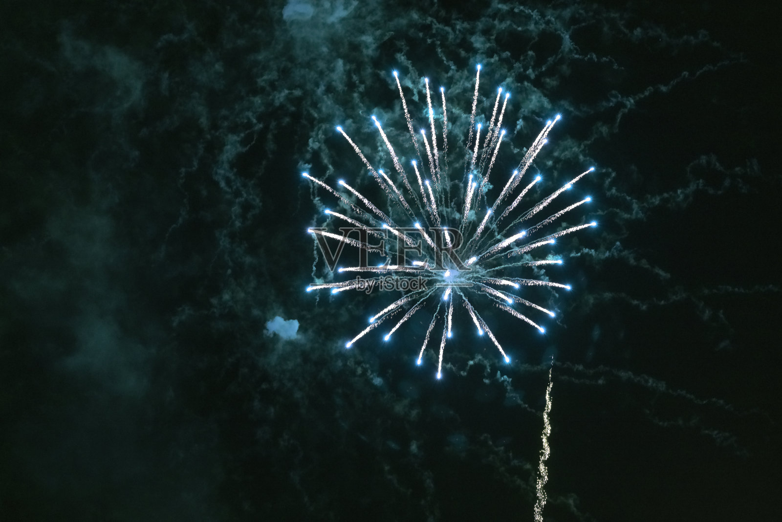 绿松石，巨大的烟花在城市上空。照片摄影图片