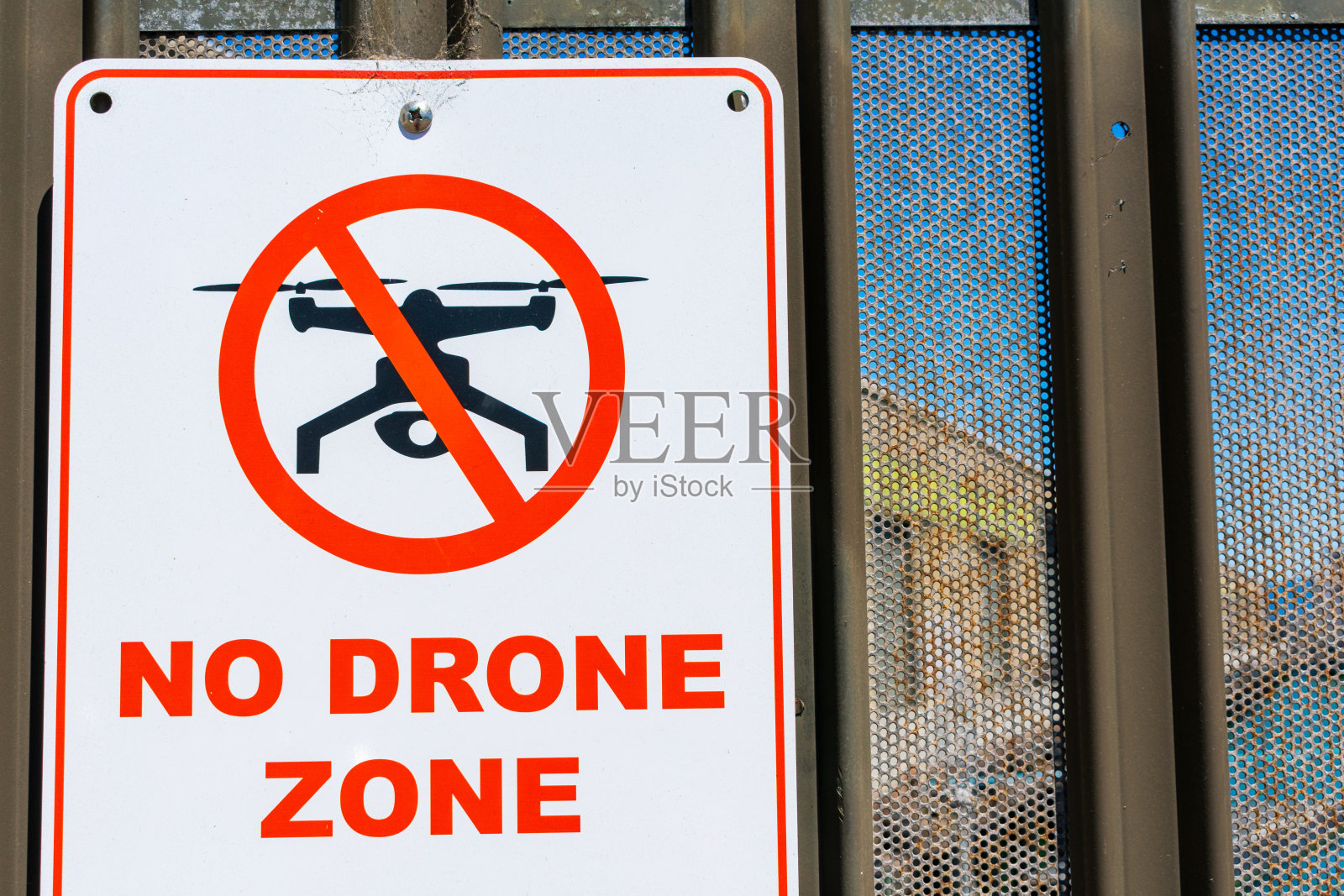 围栏墙上没有无人机区域的警告标志照片摄影图片