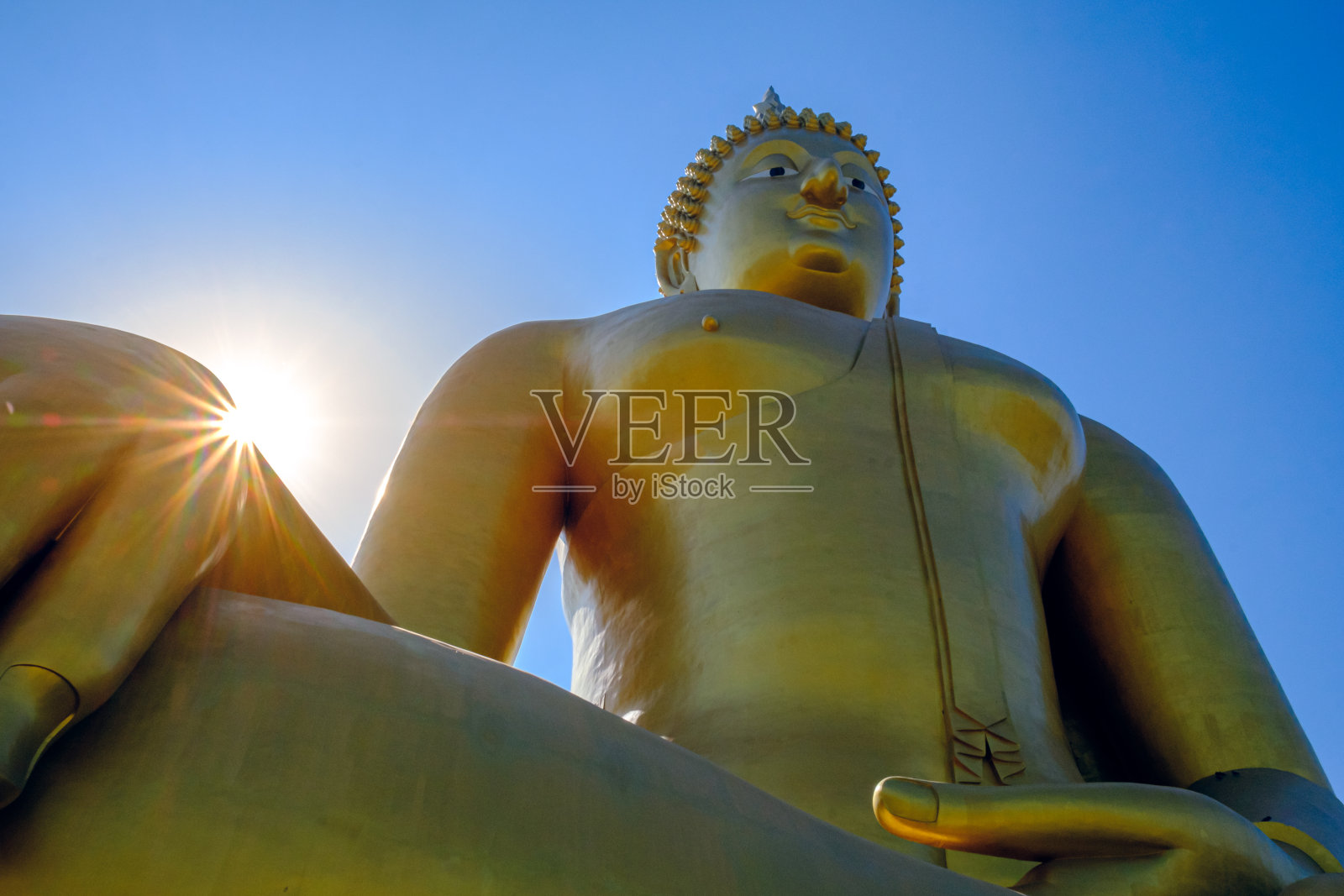 大佛雕刻在空旷的蓝天和太阳的星星庙宇照片摄影图片