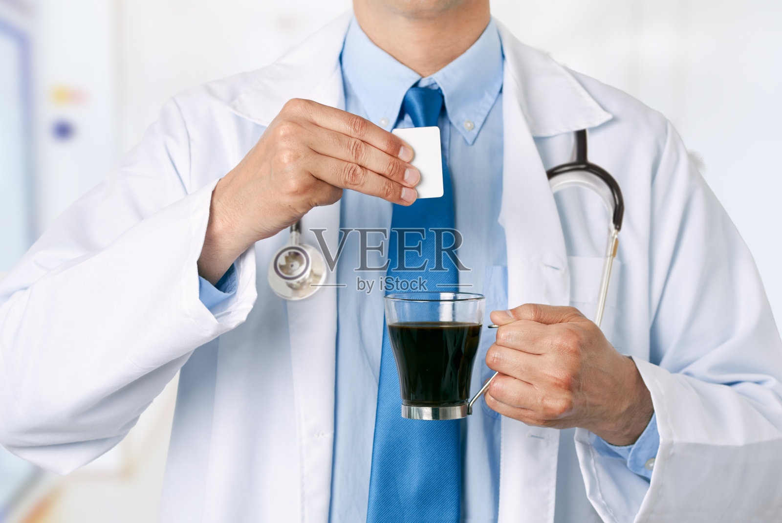 用手把糖精扔进咖啡杯里照片摄影图片