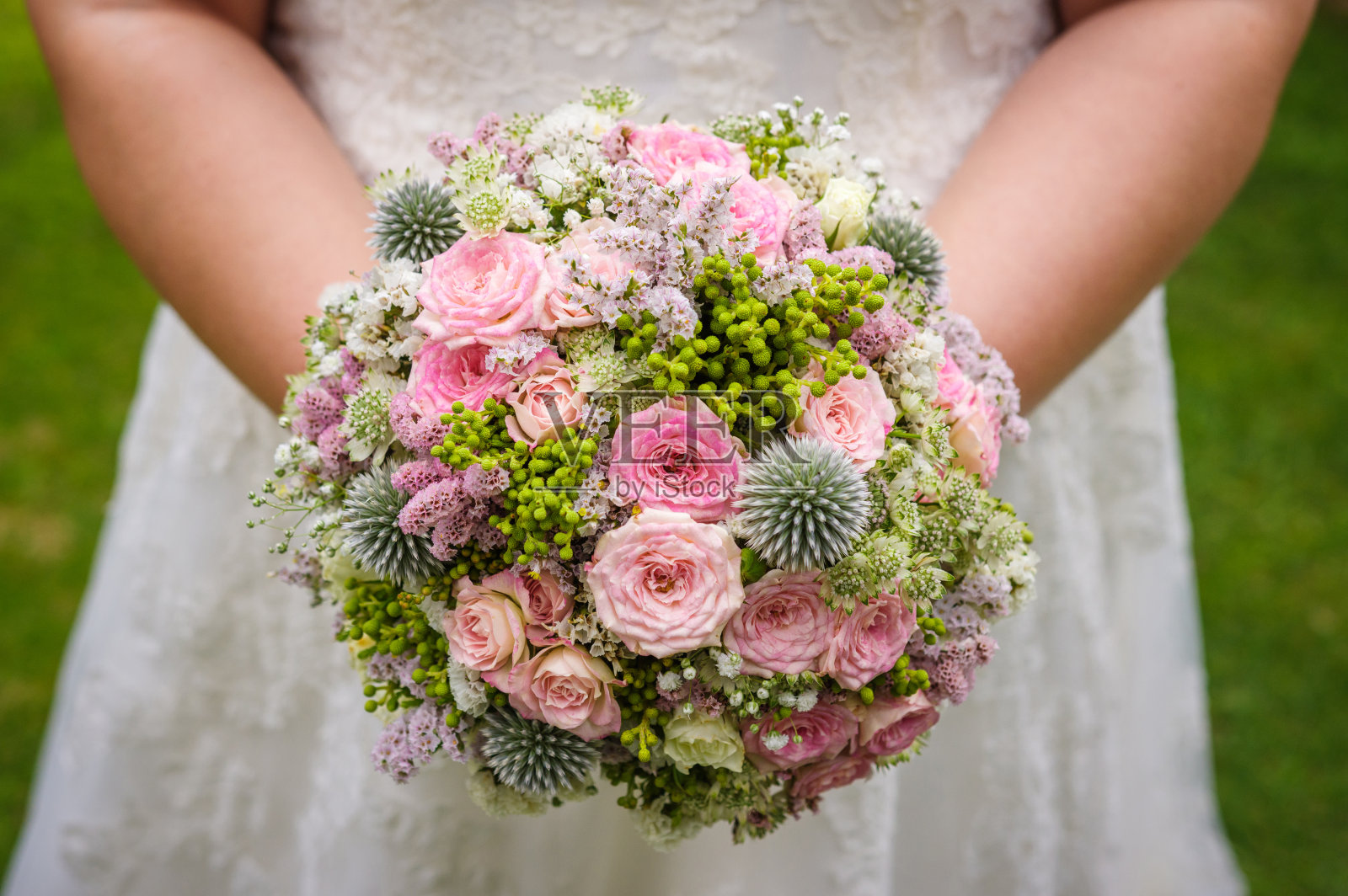 手持婚礼花束的新娘照片摄影图片