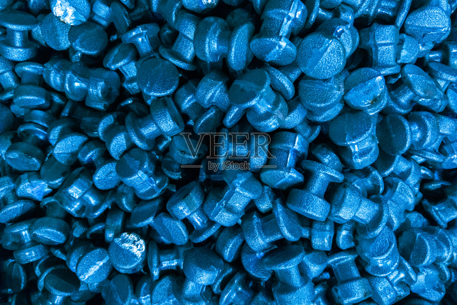 一个抽象的工业全框架背景锻造和砂钢坯。经典的蓝色调背景。照片摄影图片