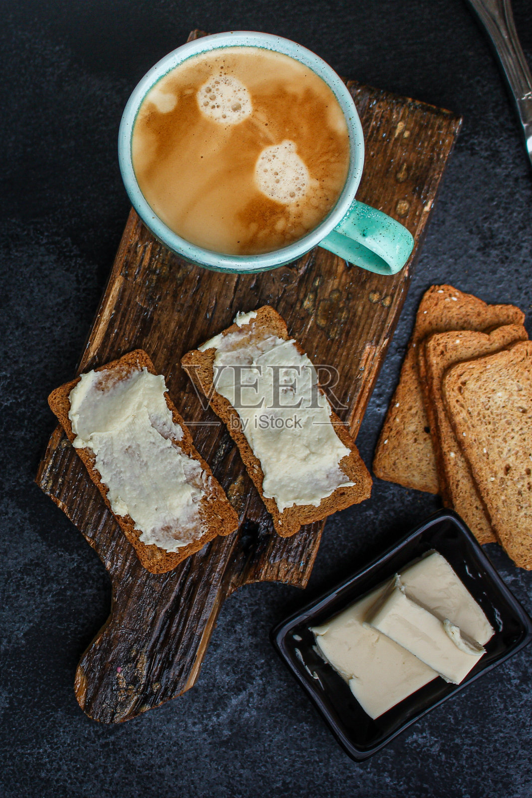健康早餐咖啡和三明治，(美味小吃)菜单概念。食品的背景。前视图。本空间照片摄影图片
