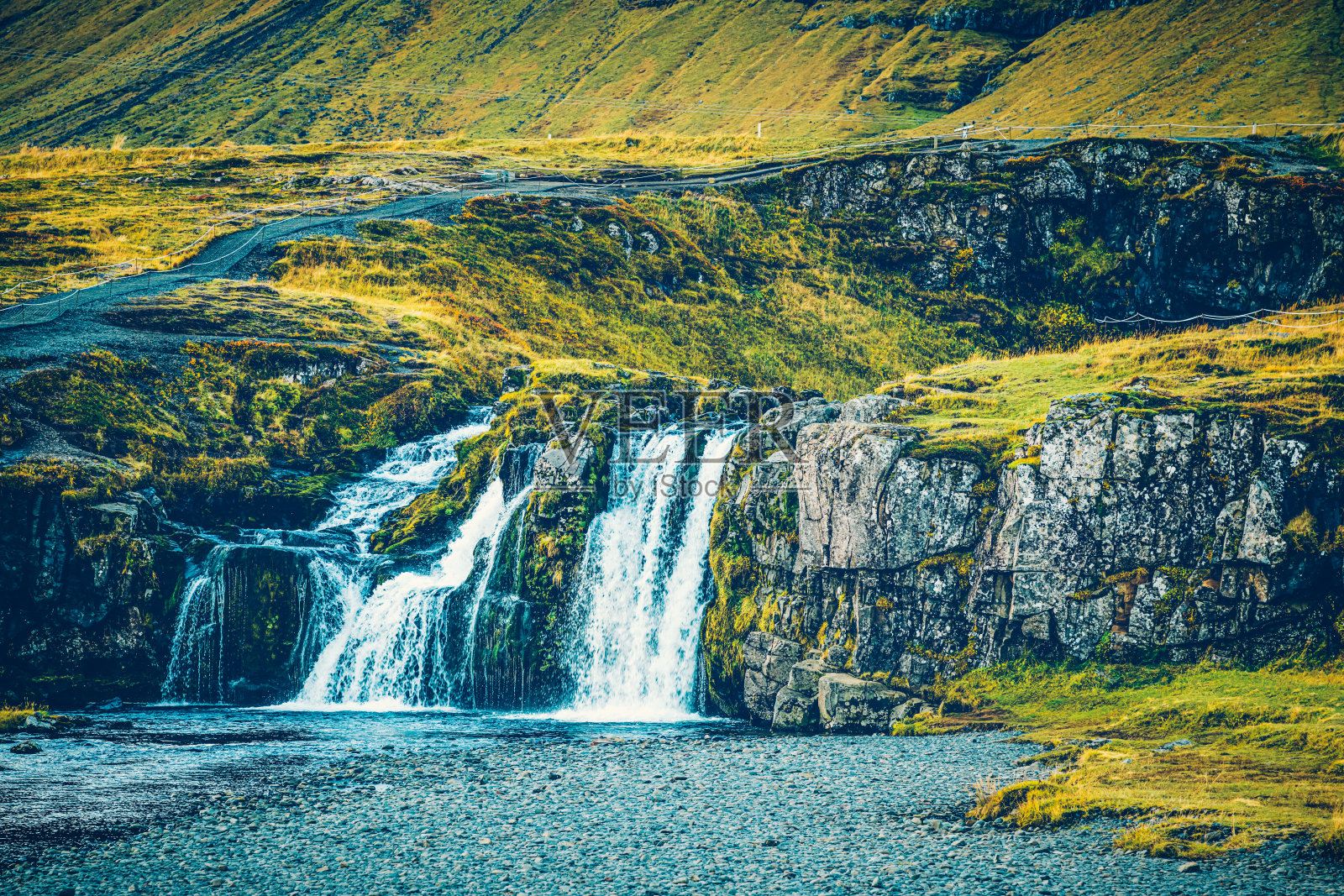 Kirkjufellsfoss瀑布、冰岛照片摄影图片