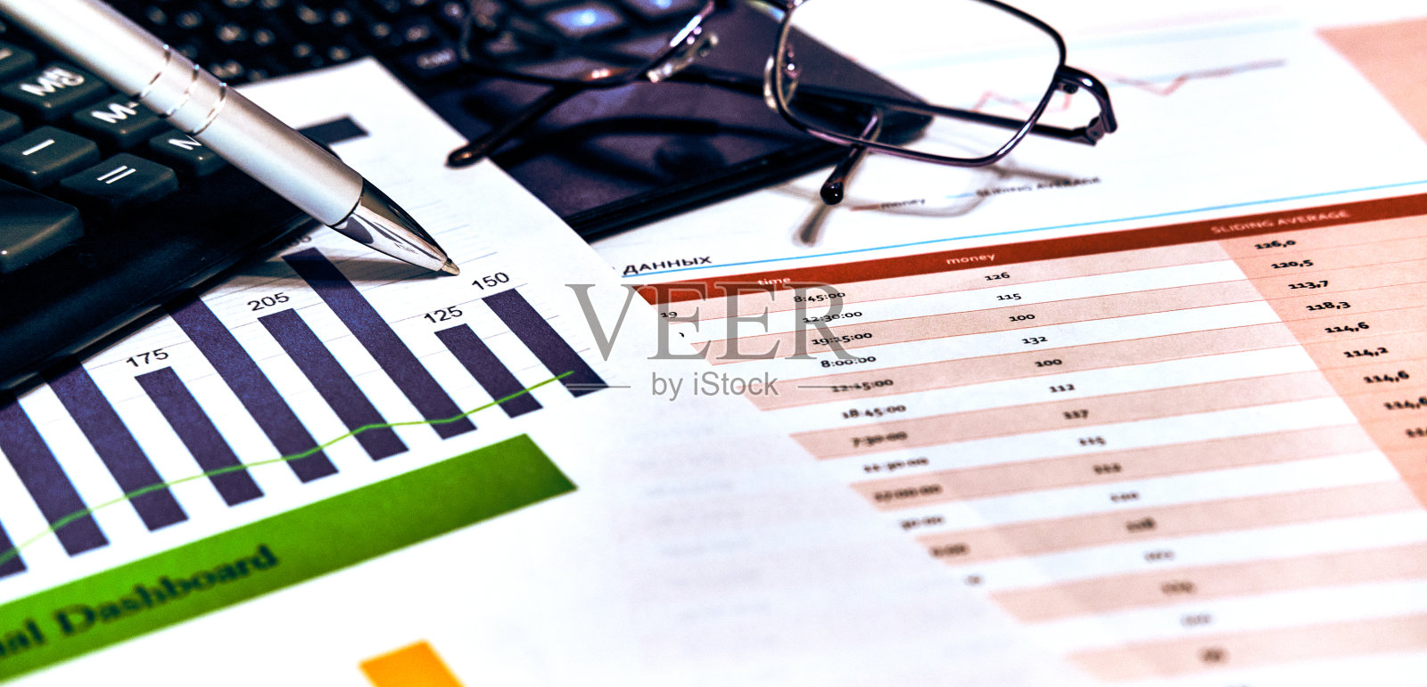 计算器分析图形和图表。表示数字的钢笔和眼镜。照片摄影图片