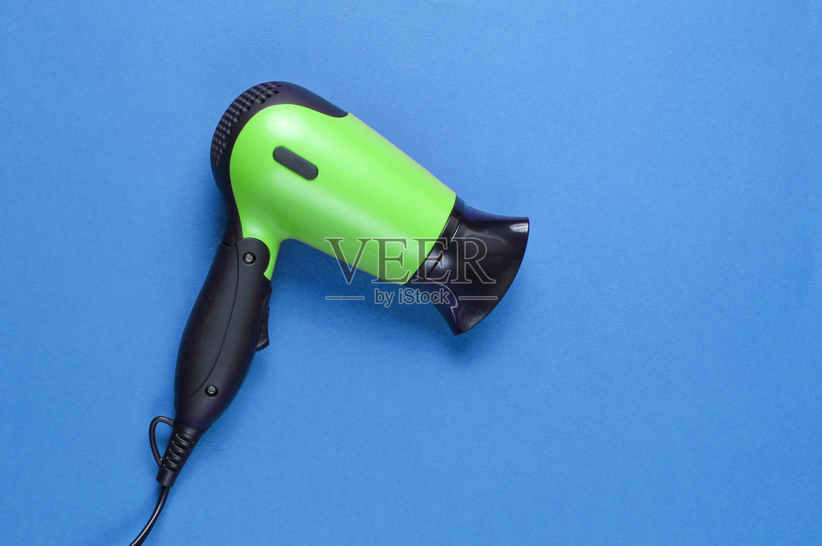蓝色背景上的吹风机（俯视图）照片摄影图片