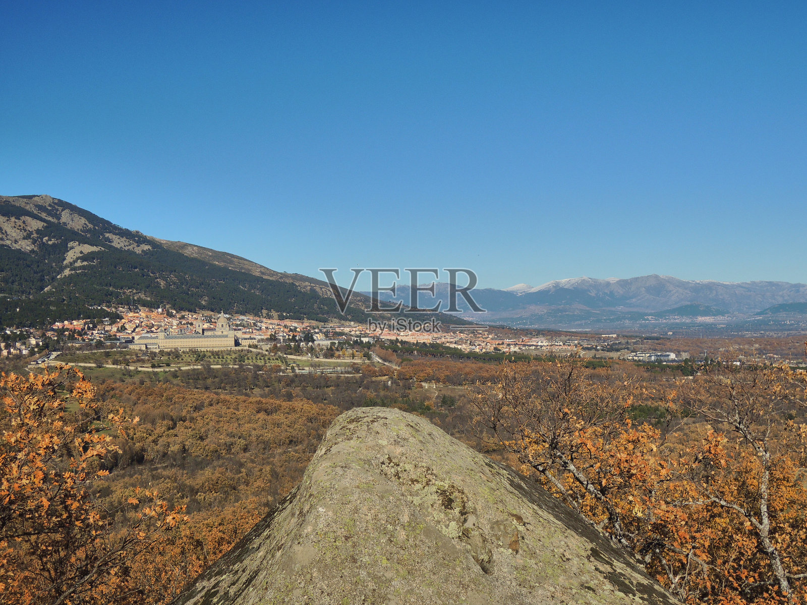 从费利佩二世的椅子上看El Escorial修道院和Sierra de Guadarrama国家公园。马德里的社区。西班牙照片摄影图片