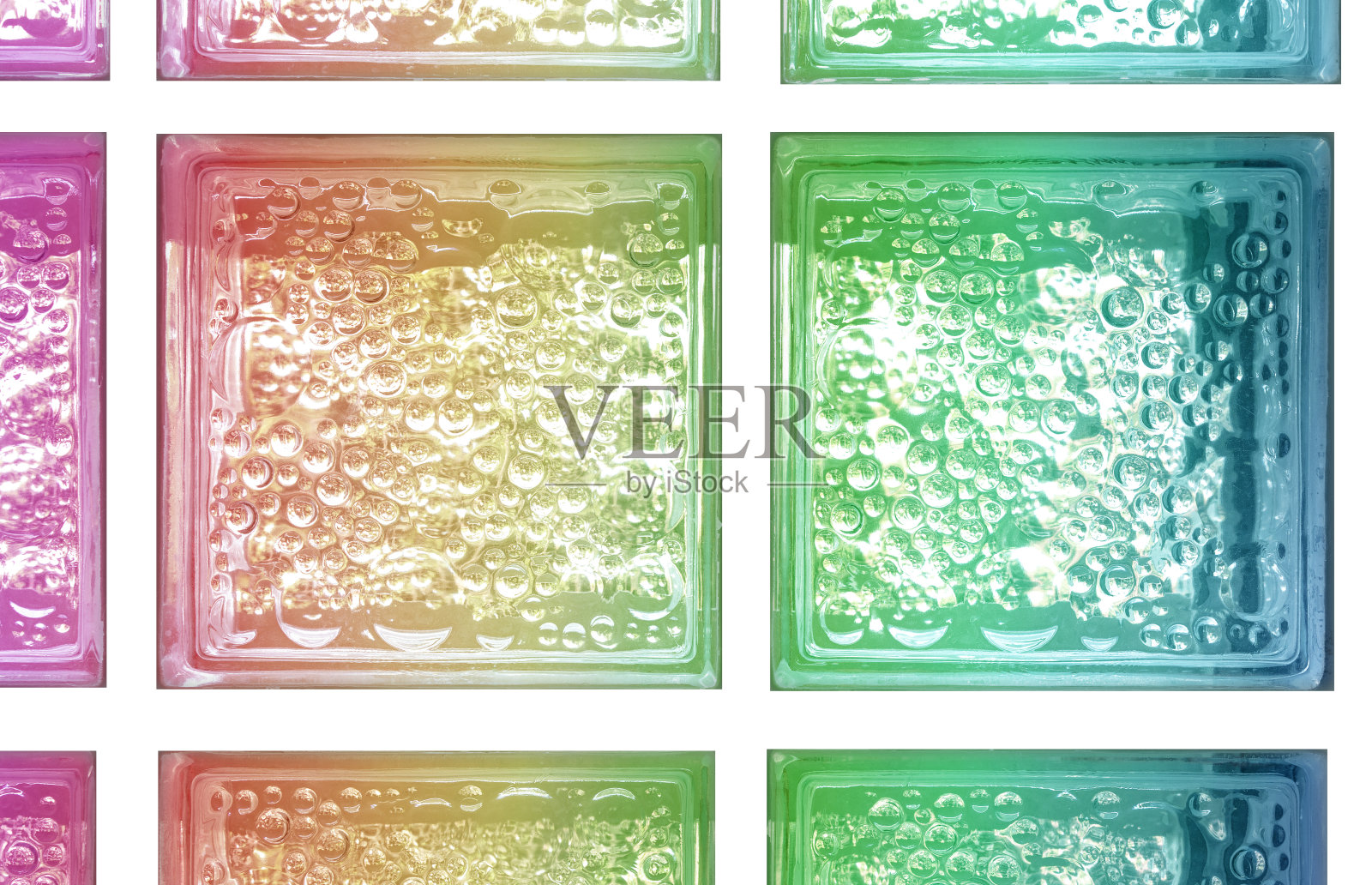 色彩柔和的镜面，能透过隔断的玻璃、砌块、墙板和瓷砖进行装饰照片摄影图片