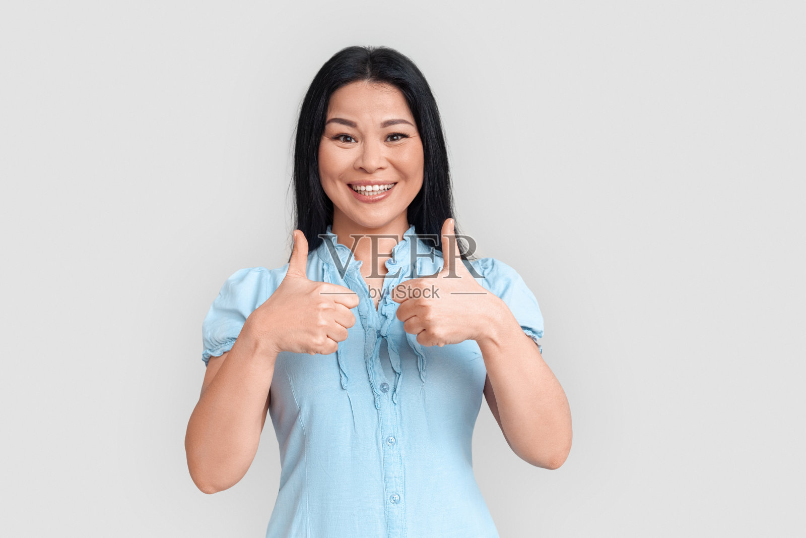 竖起大拇指的亚洲女人照片摄影图片