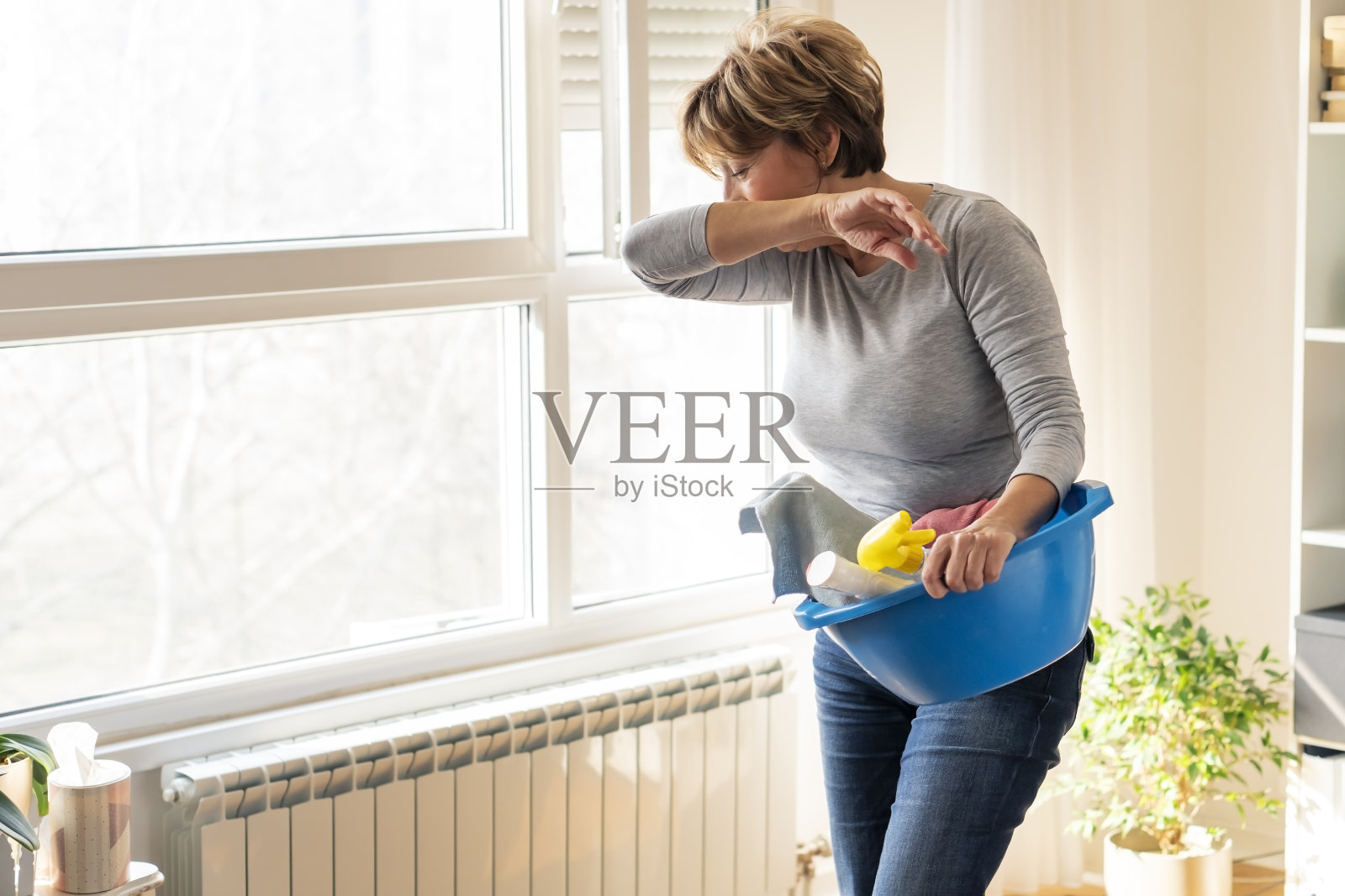 打扫房屋的老妇人照片摄影图片