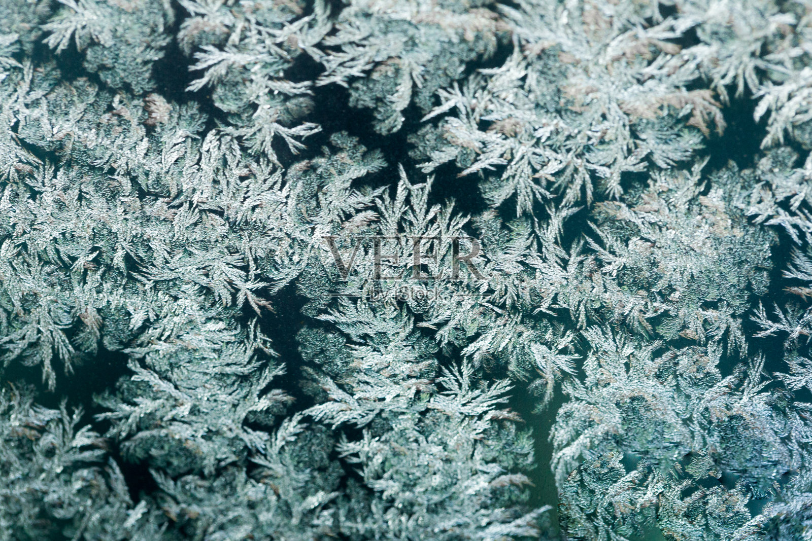 抽象的冰和雪花在玻璃表面的宏观图案照片摄影图片