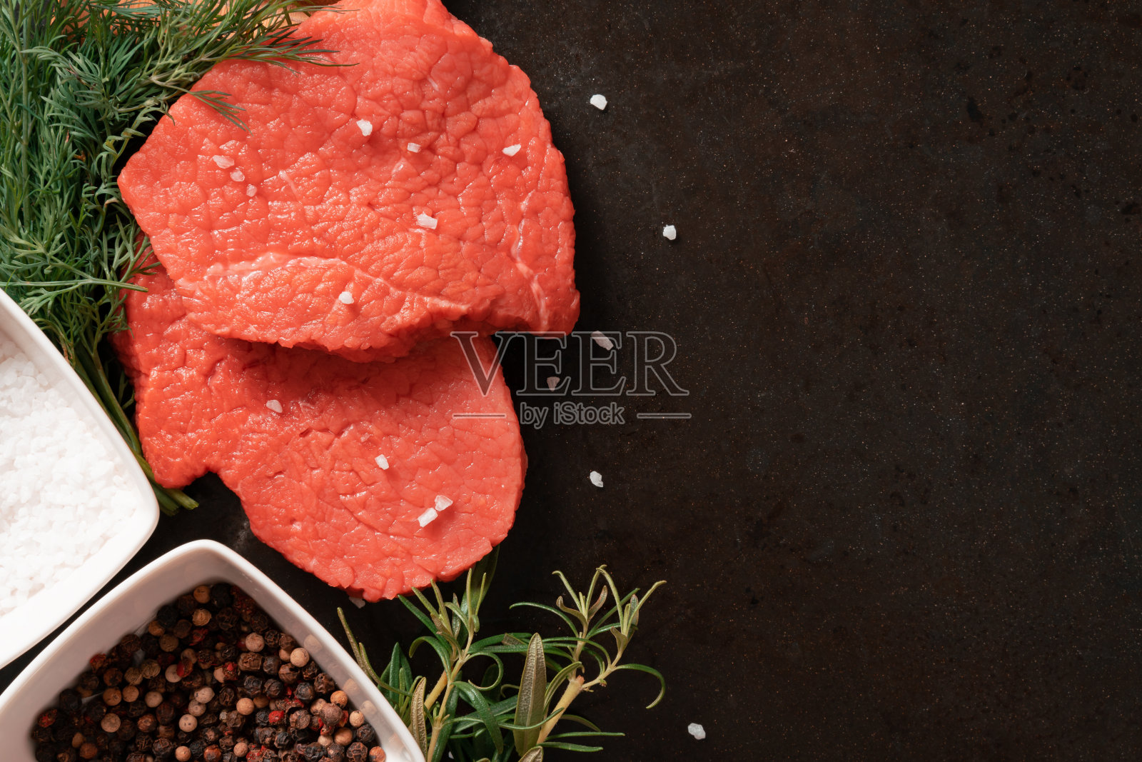 生牛排在乡村金属背景照片摄影图片