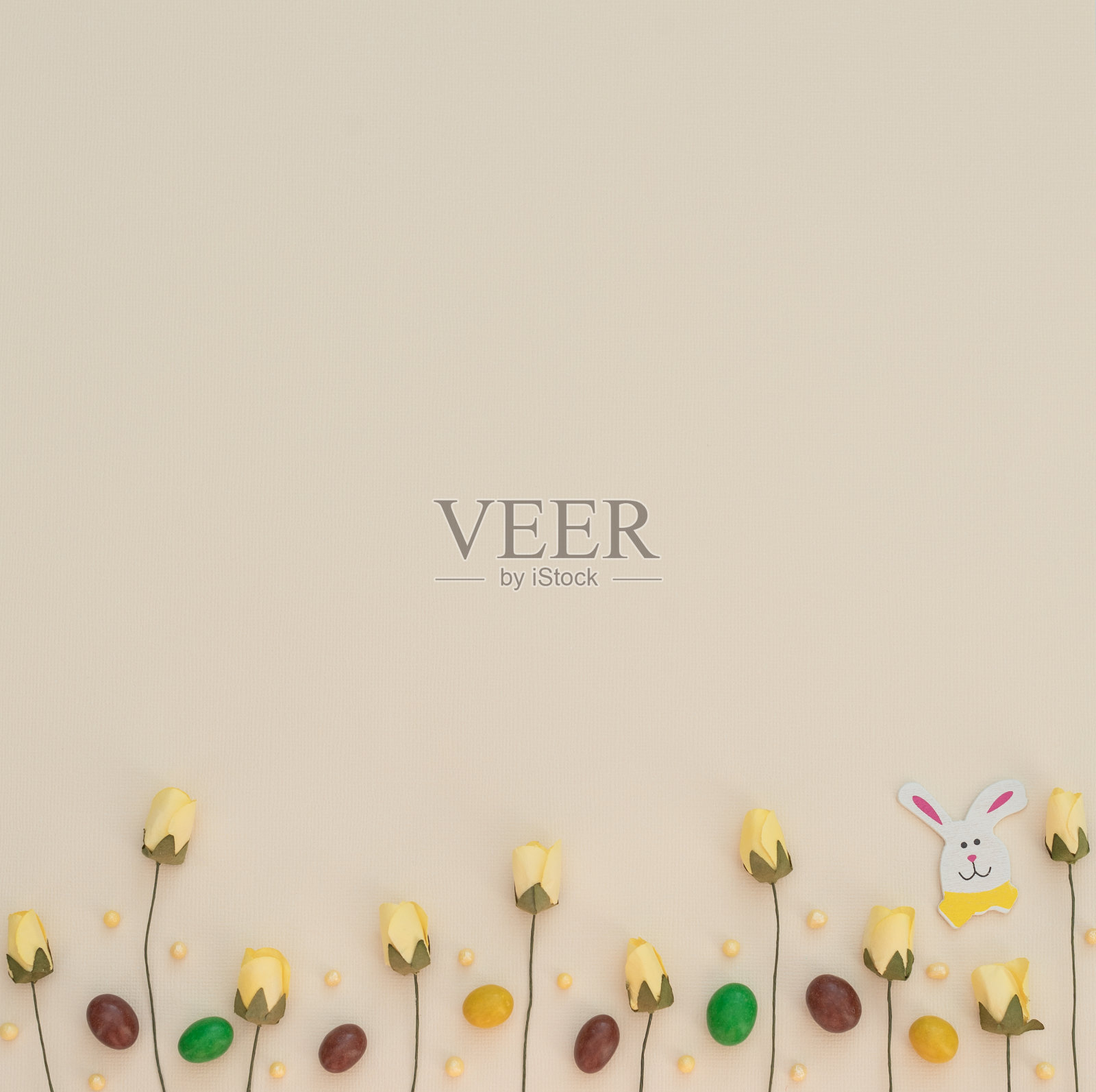 复活节灯光背景与颜色棕色，绿色和黄色巧克力复活节彩蛋，春天的花朵和木制复活节兔子。复活节节日快乐概念。平的风格。照片摄影图片