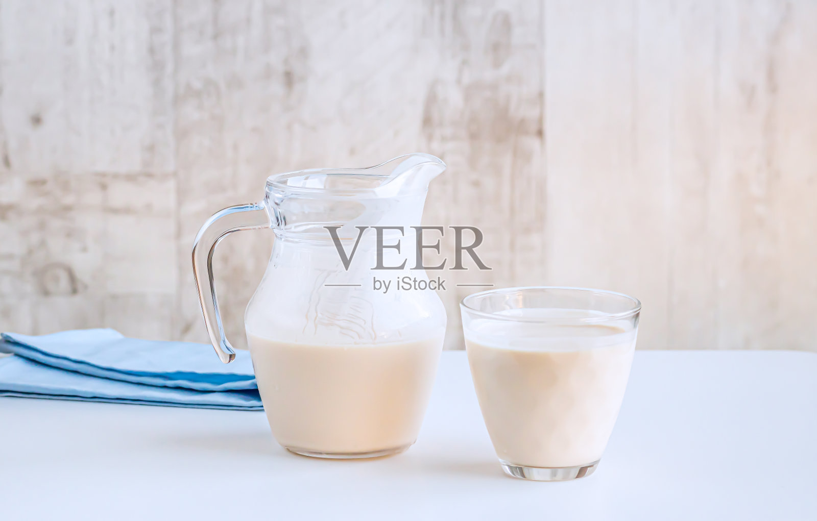 发酵的烤牛奶，放在罐子和玻璃杯中。照片摄影图片