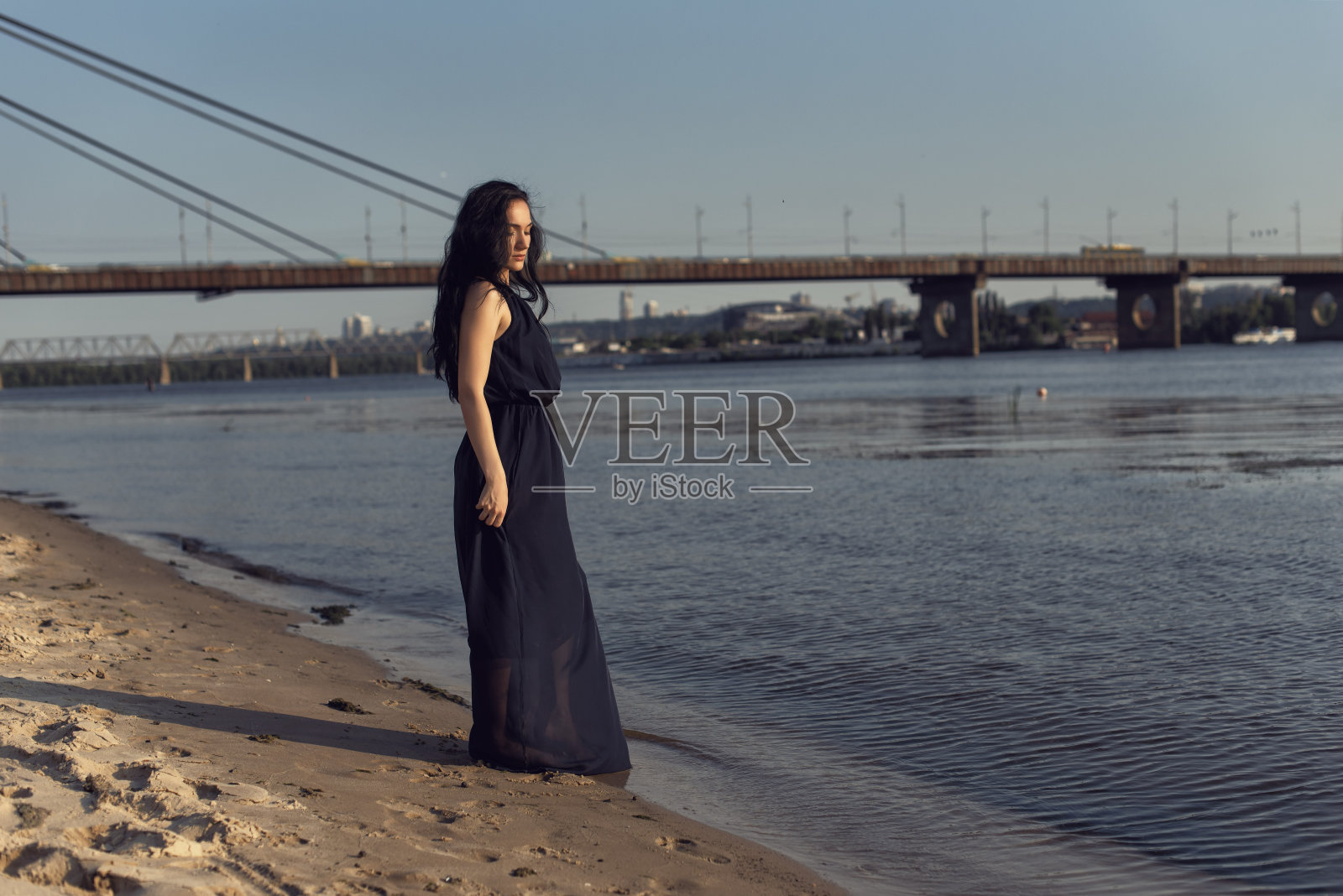 黑发女孩的摄影作品照片摄影图片