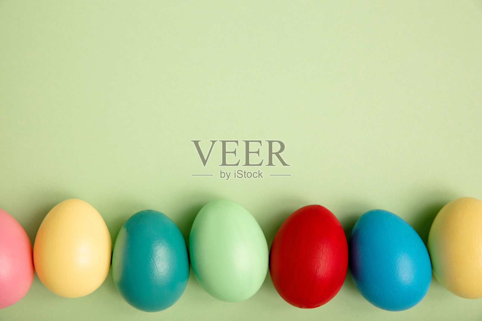 五彩缤纷的复活节彩蛋组成。春天的背景。照片摄影图片