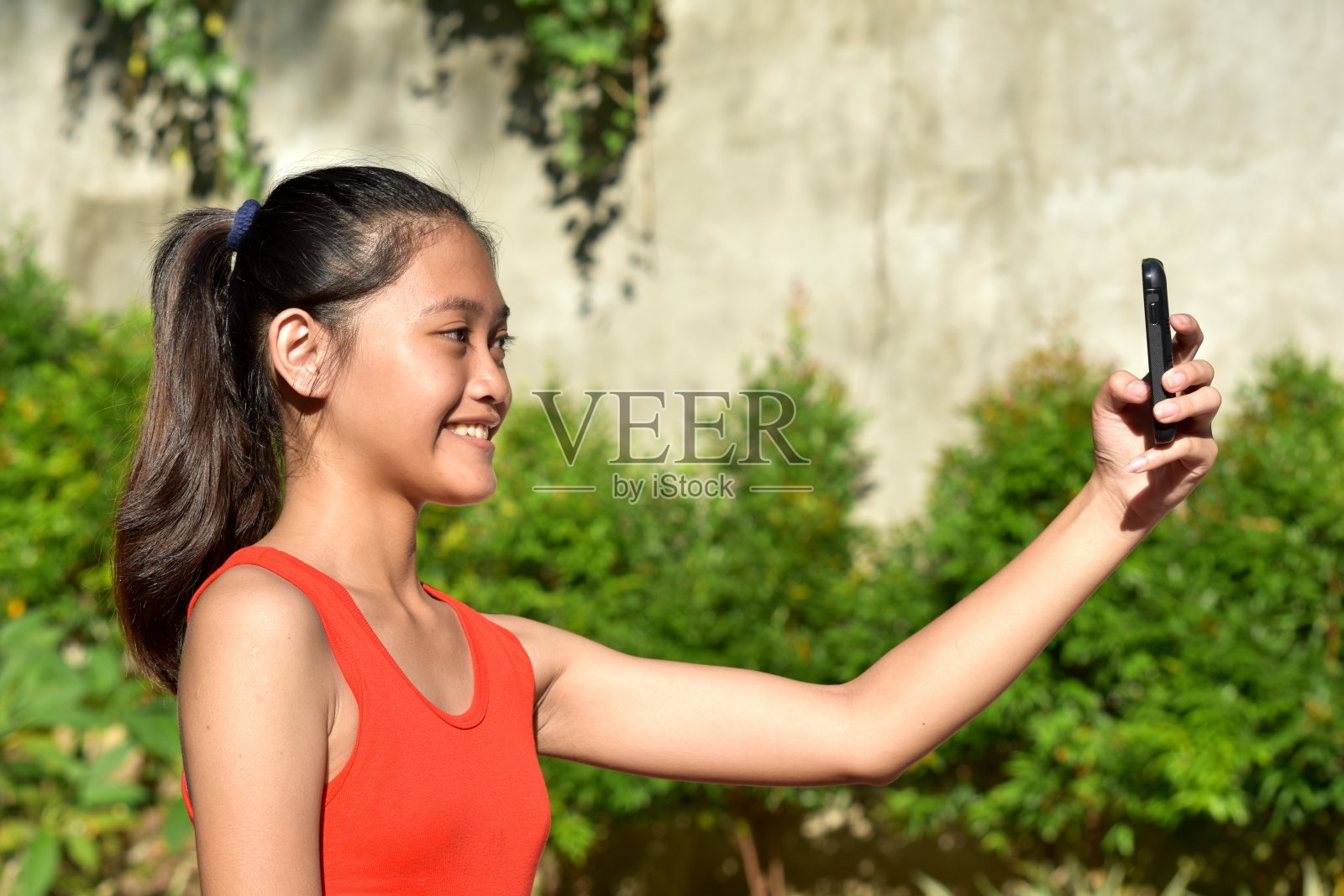 青少年女孩用手机自拍照片摄影图片
