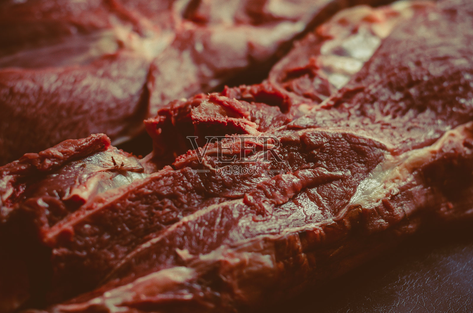 一个生肉的特写。照片摄影图片