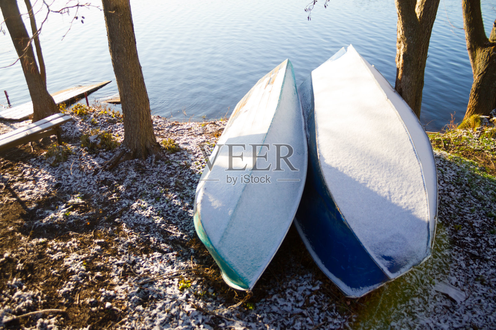 岸边有两条船照片摄影图片