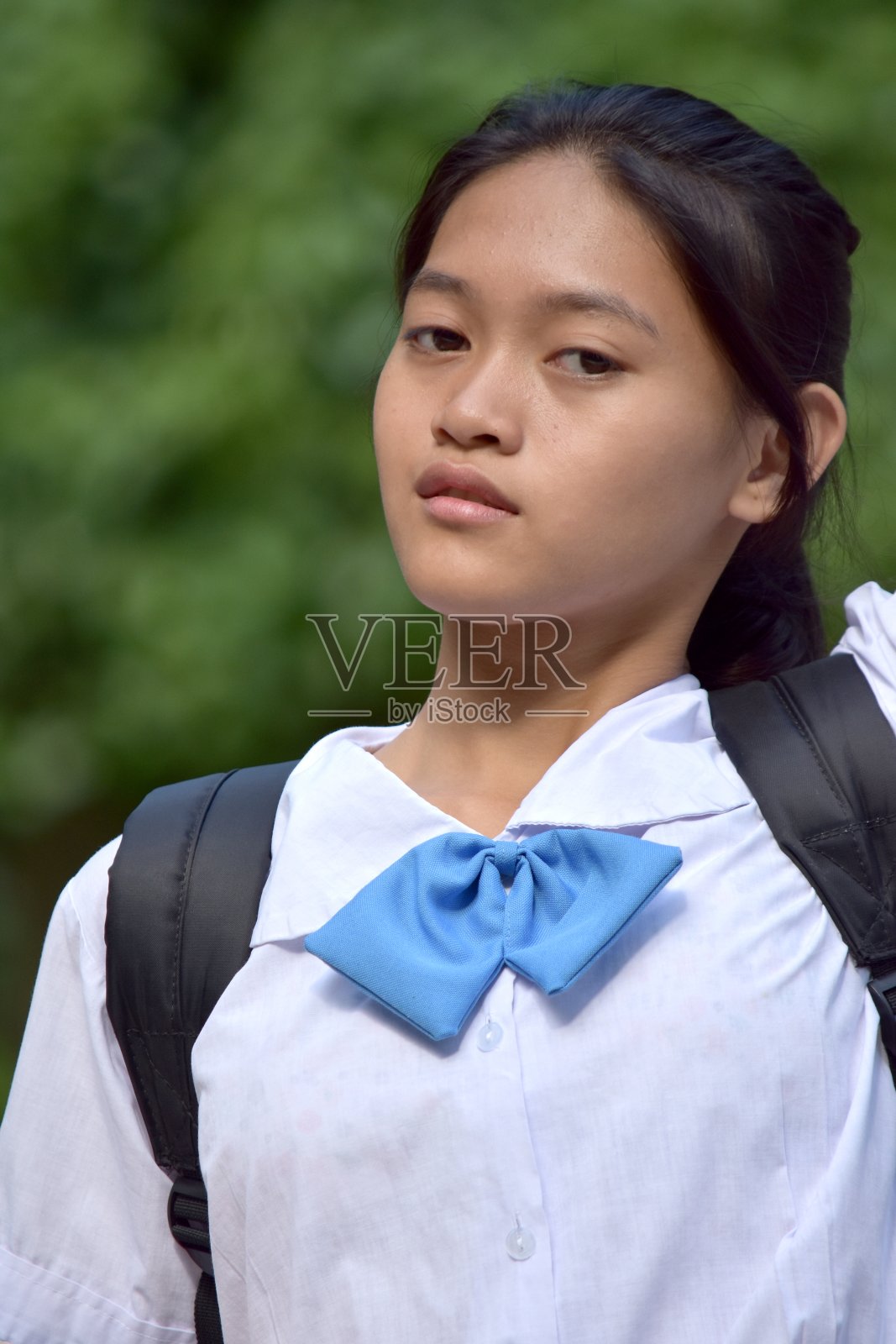 面无表情的亚洲女学生照片摄影图片