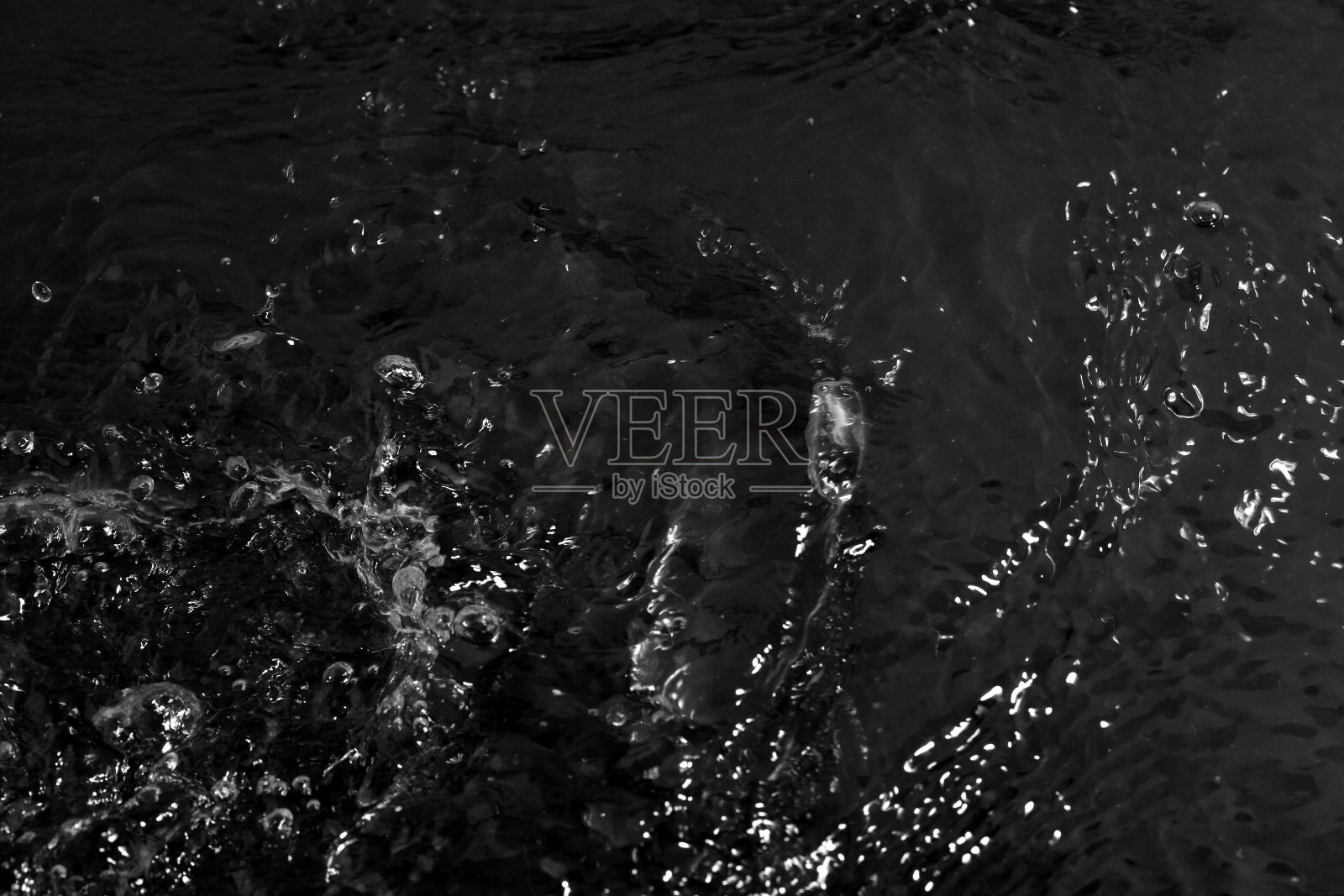 黑色背景上的水的纹理，夜间的水照片摄影图片