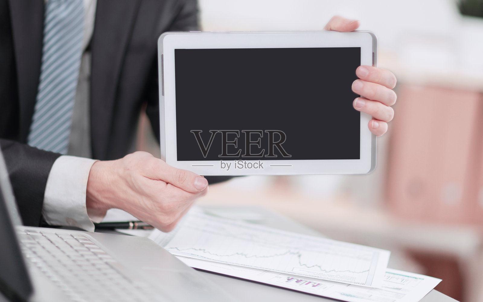 关闭了。商人展示空白屏幕的平板电脑照片摄影图片