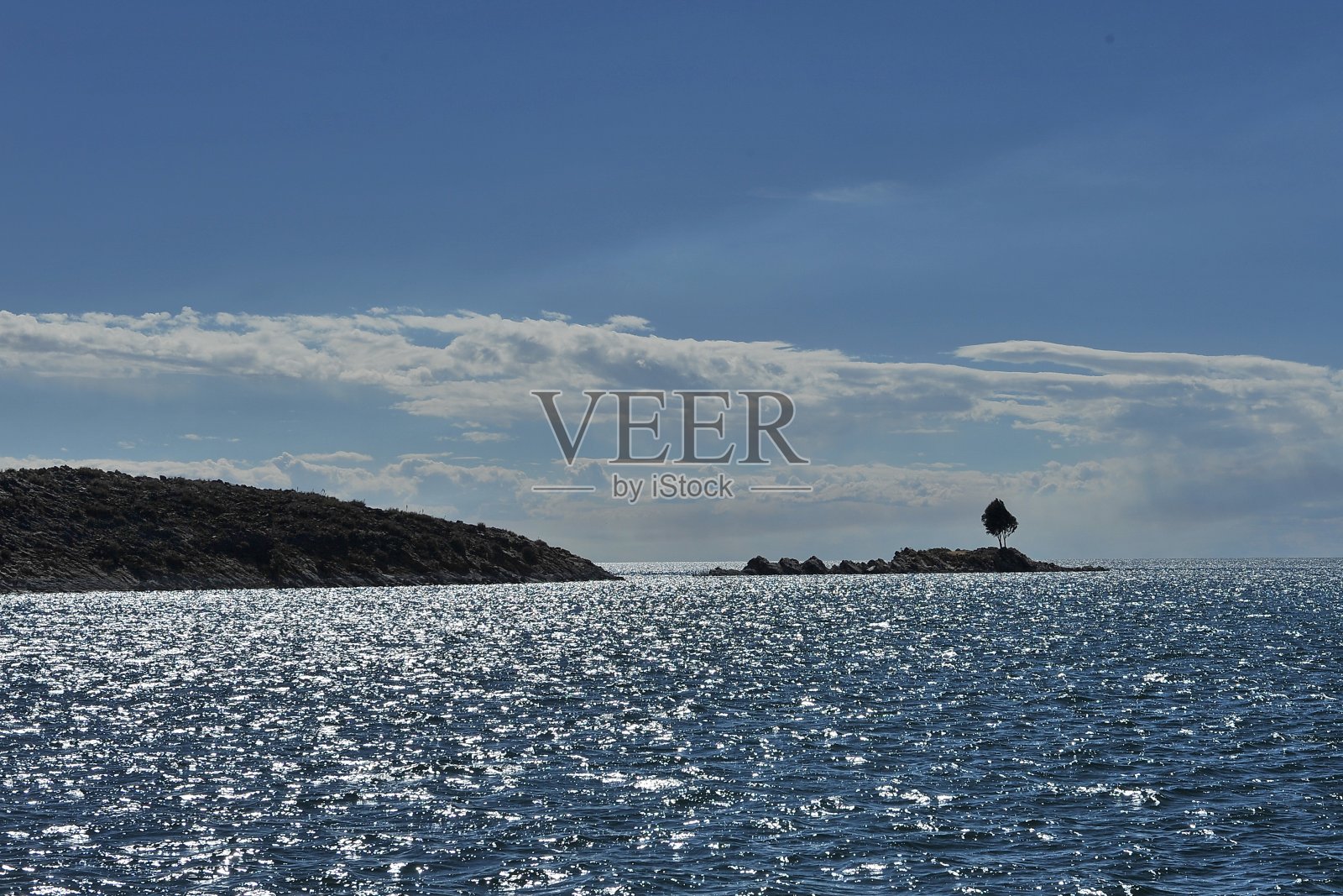 玻利维亚的喀喀湖景观。照片摄影图片