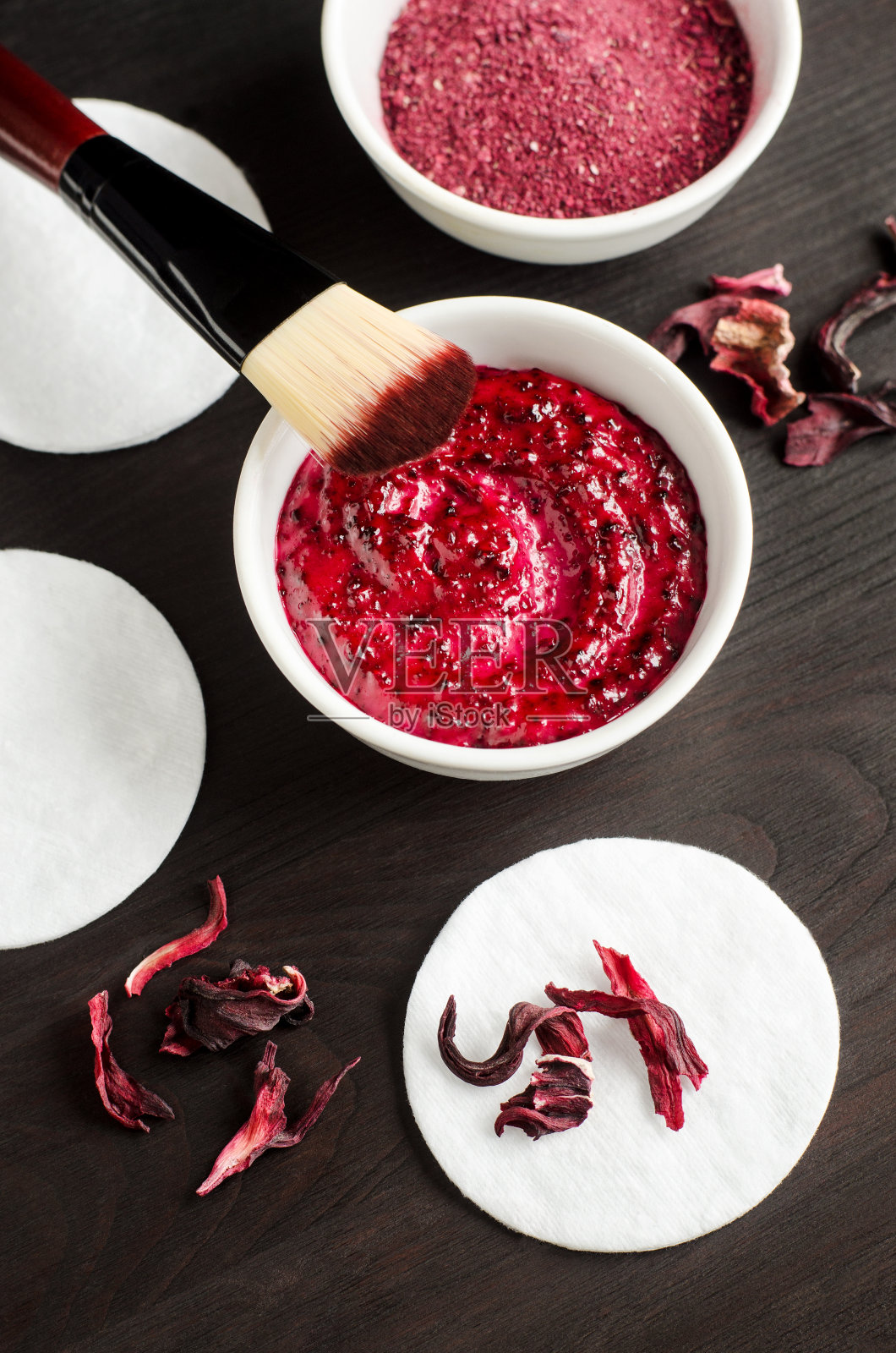 自制芙蓉酸奶面膜(身体包裹，去角质磨砂膏)。罗丝DIY美容及水疗配方。俯视图，复制空间照片摄影图片