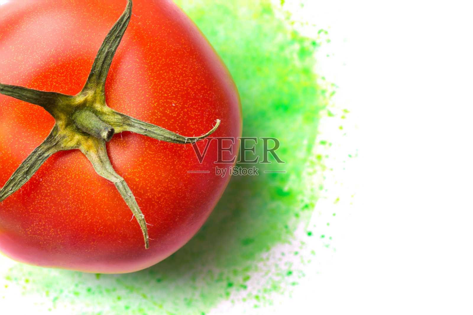 成熟多汁的红色番茄上手绘绿色黄色水彩背景。创意美食艺术海报照片摄影图片