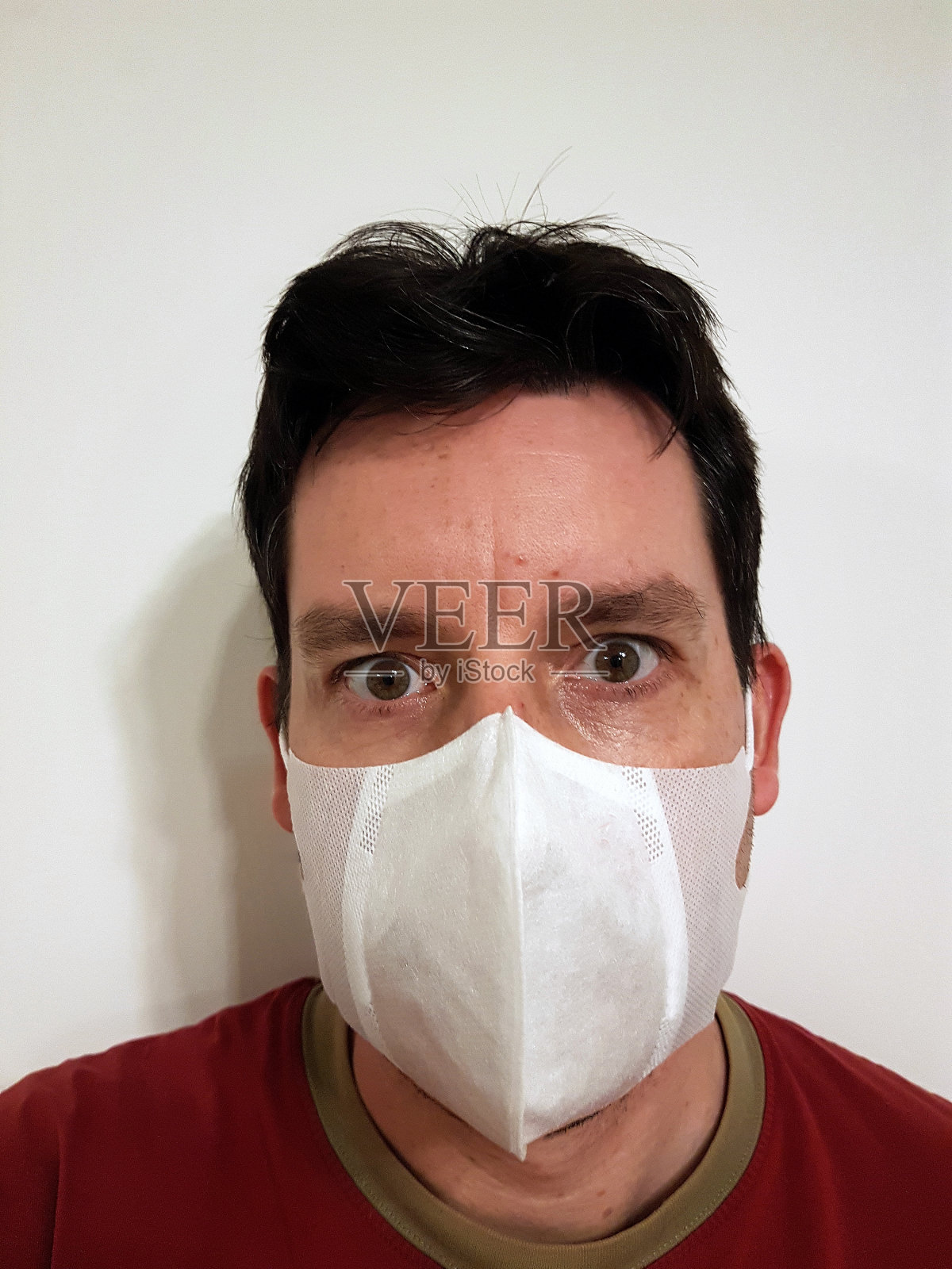 戴着医用口罩的生病男人。感染和病毒主题照片摄影图片