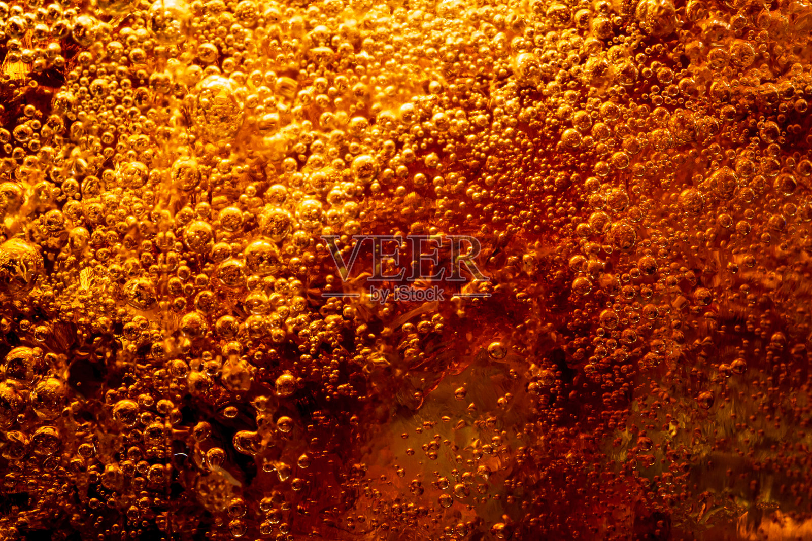 背景的可乐与冰和泡沫。侧视图背景的清爽可乐调味苏打与碳酸与复古色调照片摄影图片