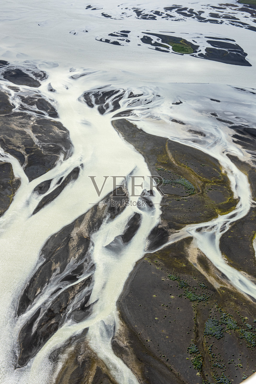这是一架直升机拍摄到的冰岛冰川河流优美的曲线照片摄影图片