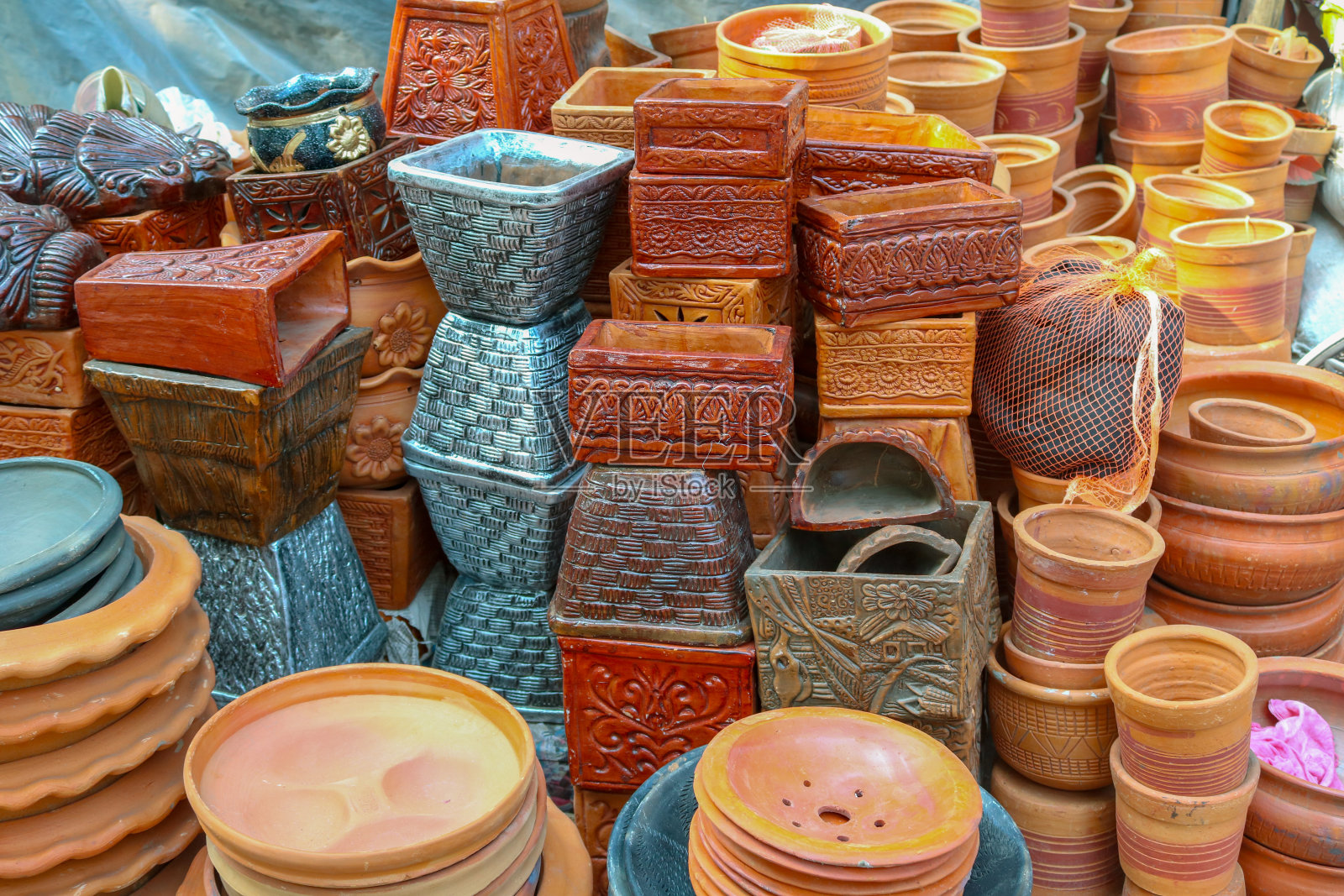 粘土和木头在市场上做了漂亮的罐子照片摄影图片