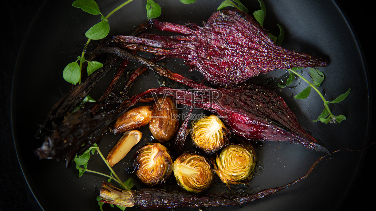 深色背景的烤蔬菜照片摄影图片