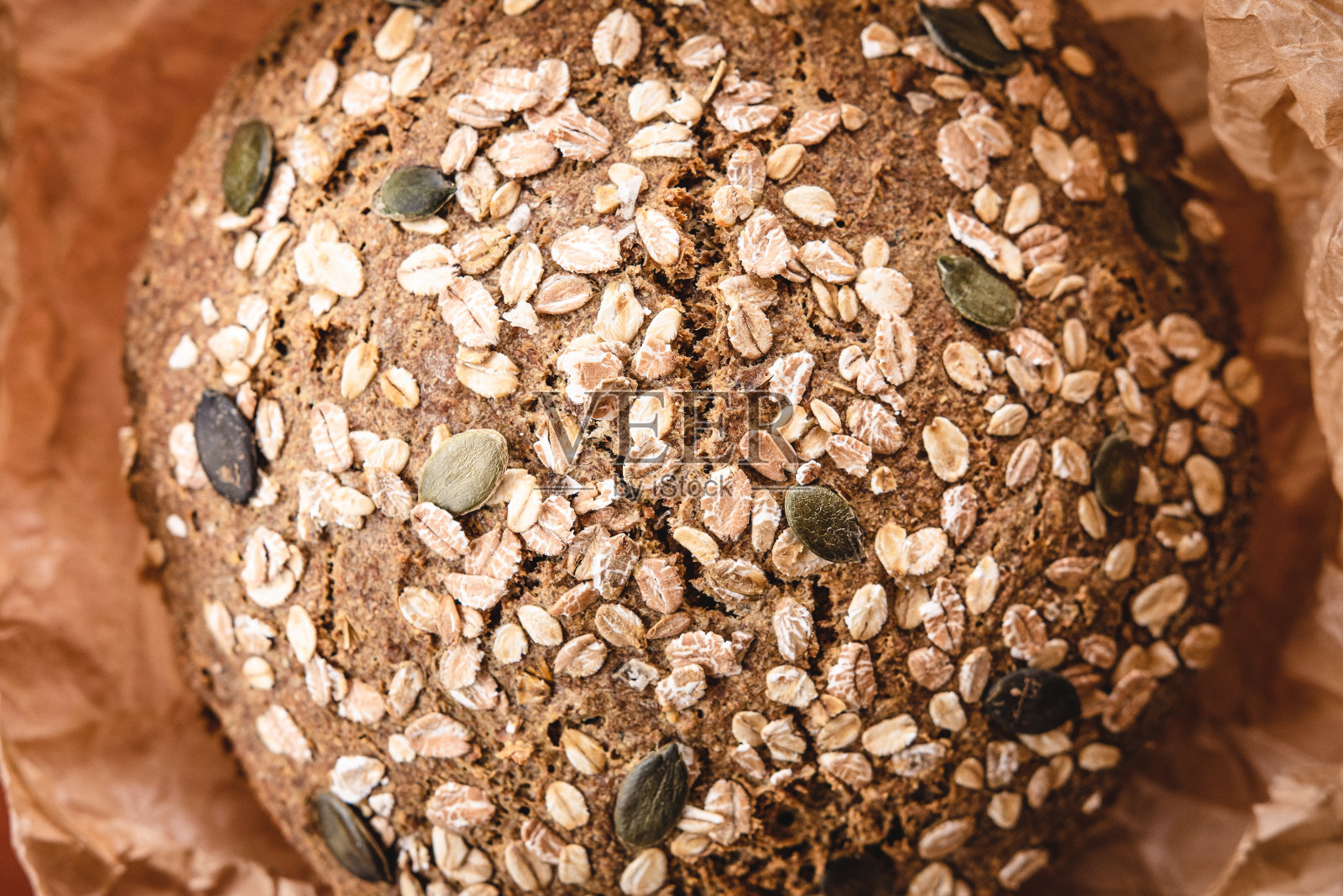 全谷物传统黑麦面包在羊皮纸照片摄影图片