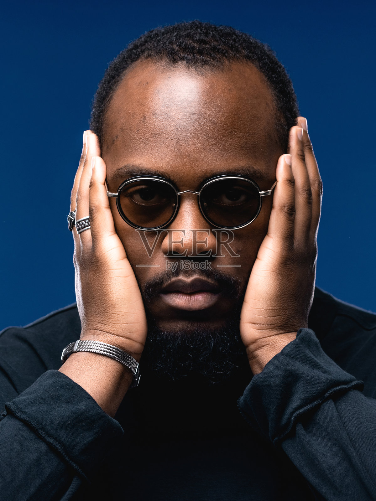 工作室里留着胡子的非裔美国罪犯男人肖像照片摄影图片