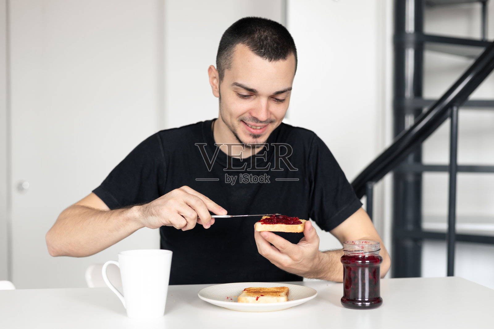 男人早餐吃果酱吐司照片摄影图片