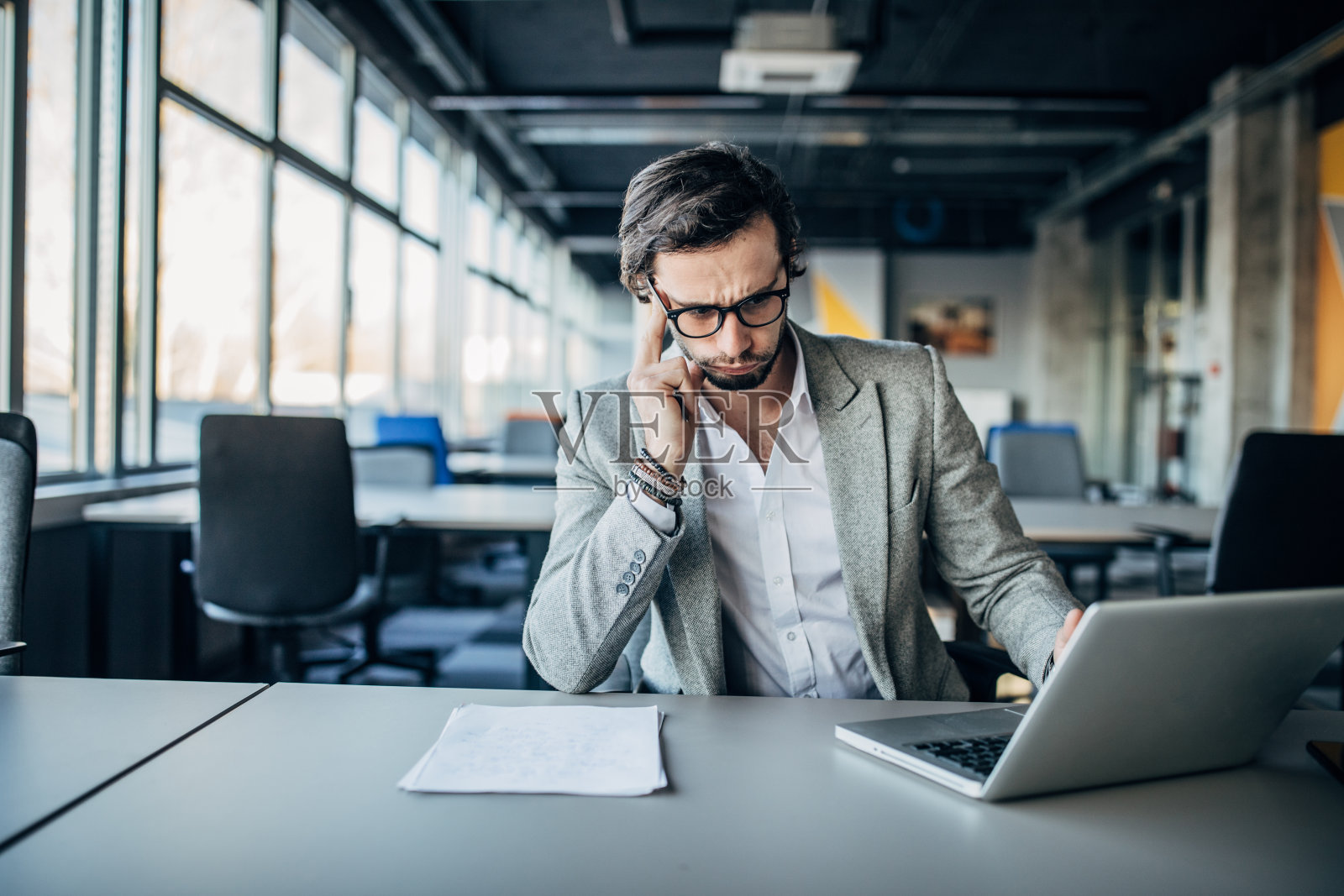 用笔记本电脑工作的商人照片摄影图片