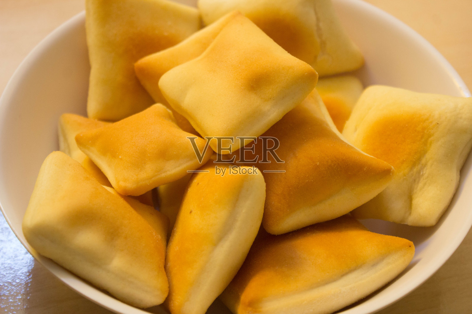 来自巴西东北部的典型饼干。在巴西被称为“北晶圆”。木头的背景。照片摄影图片