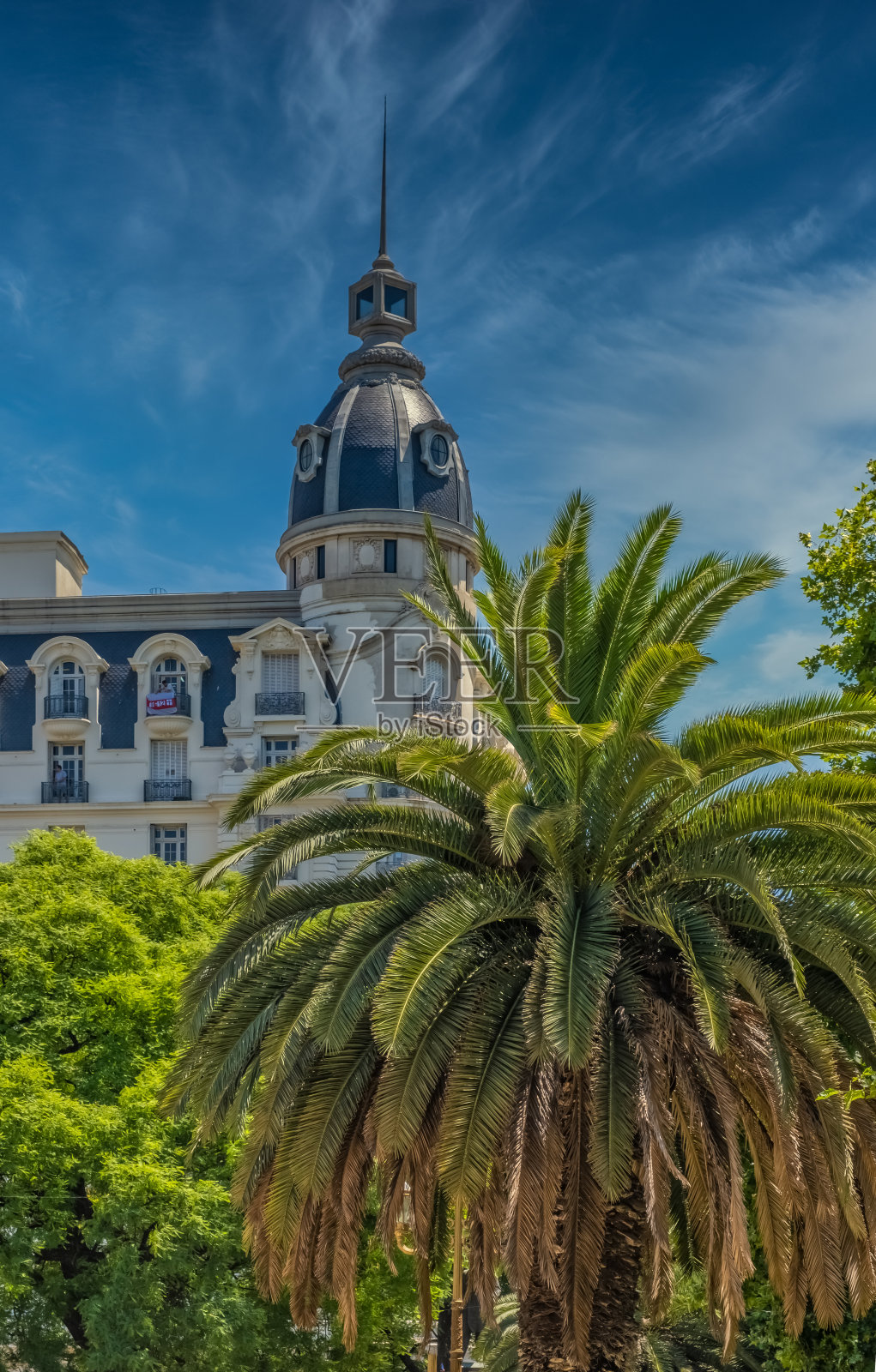 19世纪欧洲建筑风格主导下的阿根廷布宜诺斯艾利斯市中心天际线照片摄影图片