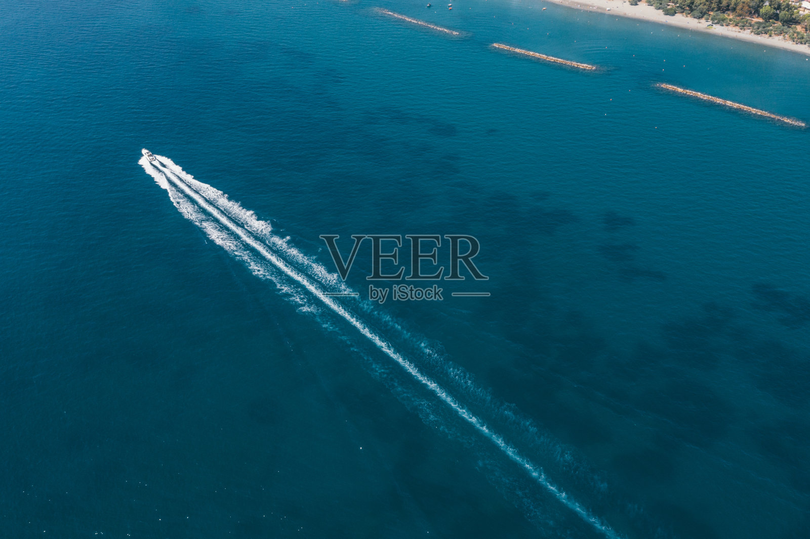鸟瞰图水上摩托艇巡航在翡翠的海水高速照片摄影图片
