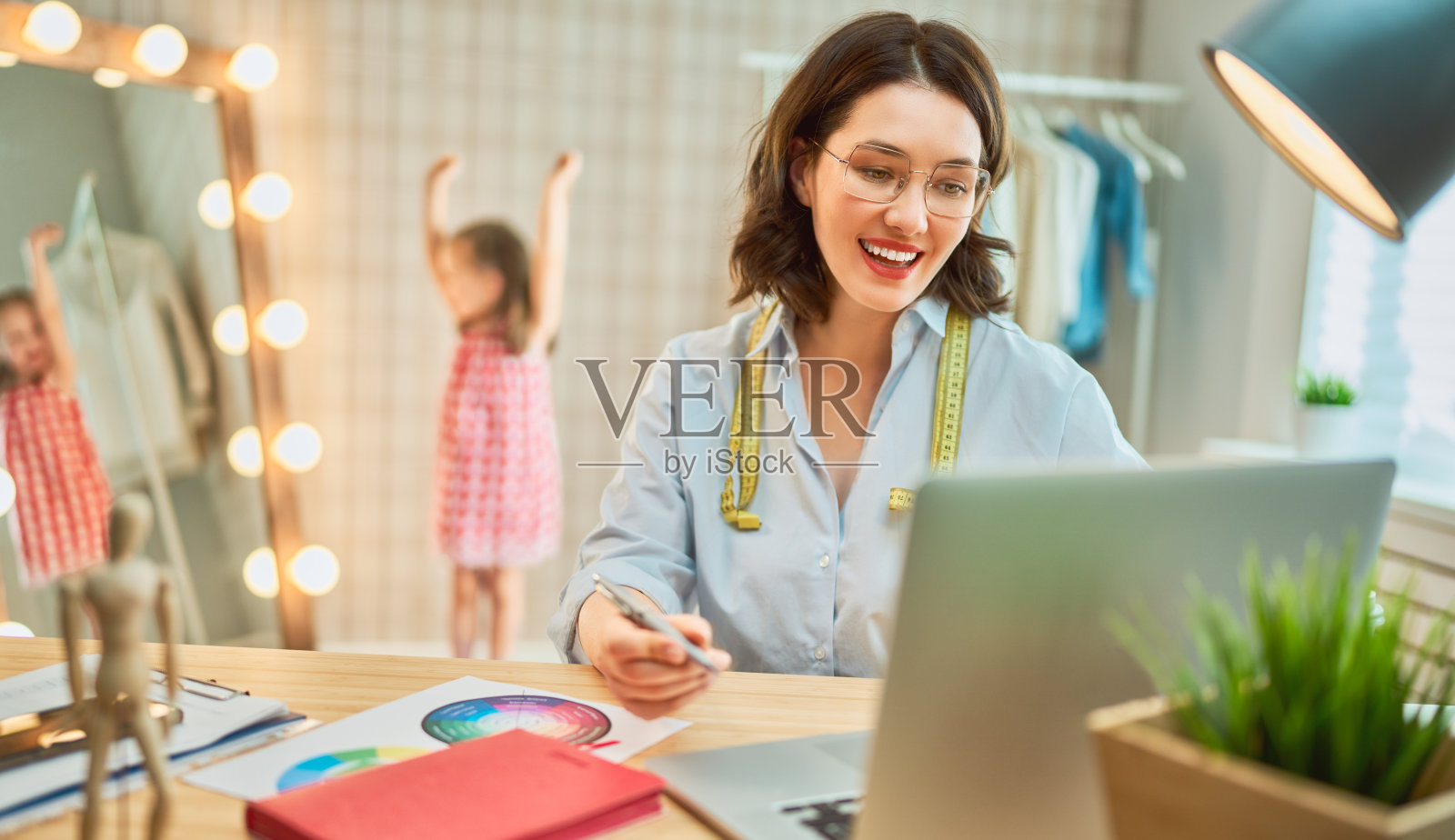 女人在工作室工作照片摄影图片