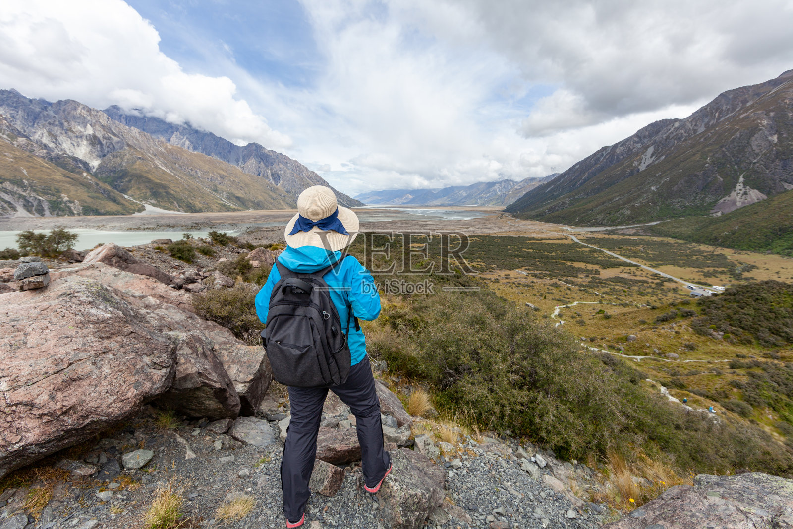在自然中背着背包的亚洲女孩，假日放松旅行概念照片摄影图片