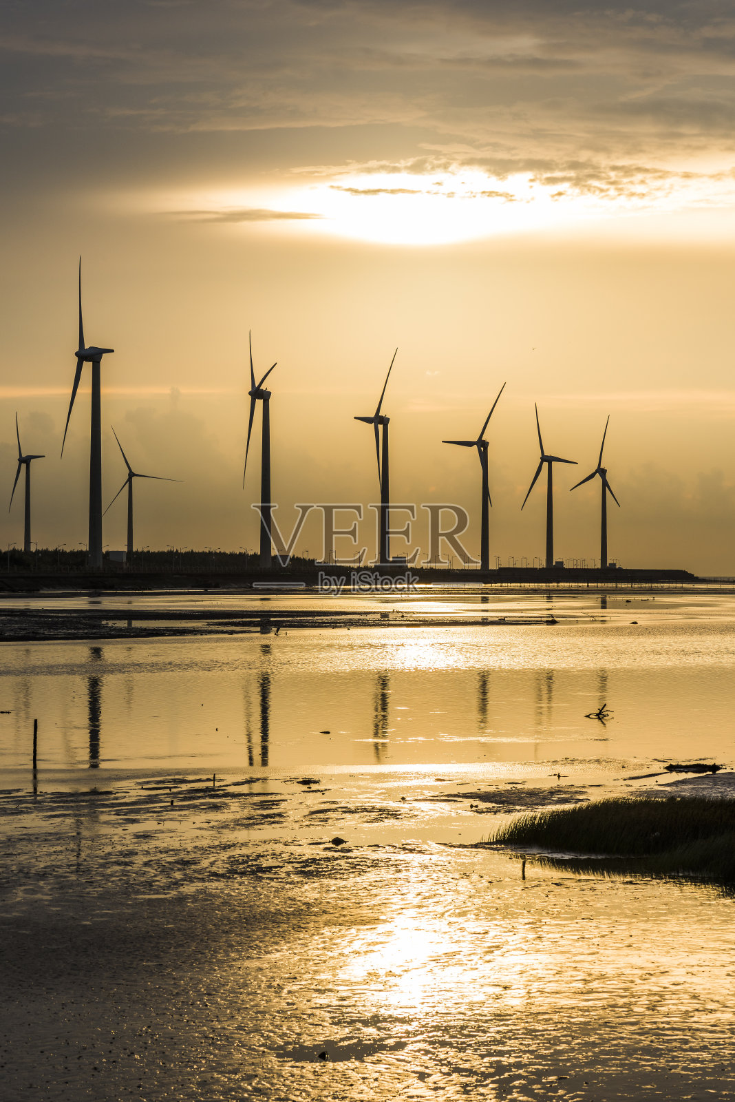 台湾台中高梅湿地景观与风电场。能源系统和可再生能源。照片摄影图片