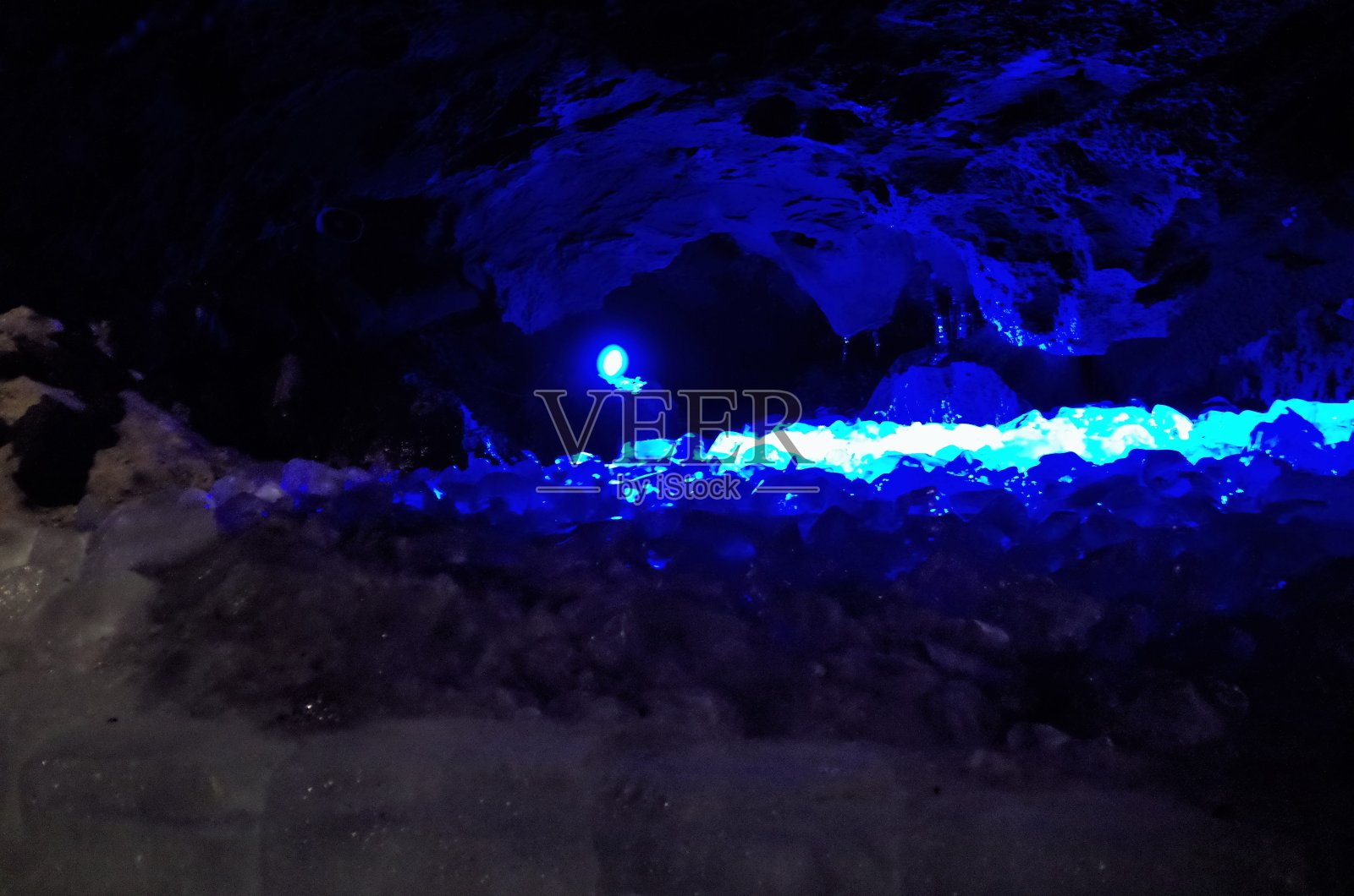 日本山梨县的风穴美丽而寒冷的冰洞照片摄影图片