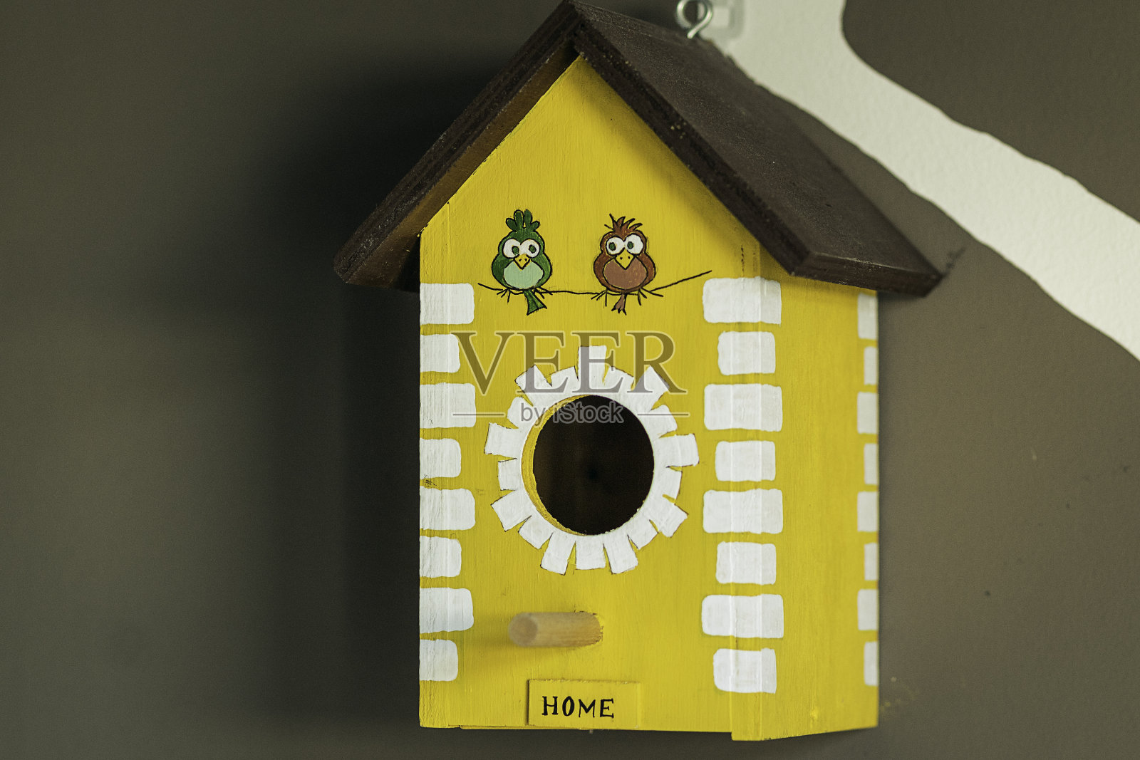 手工鸟屋装饰儿童的房间手工黄色的房子装饰有小的手绘小鸟照片摄影图片