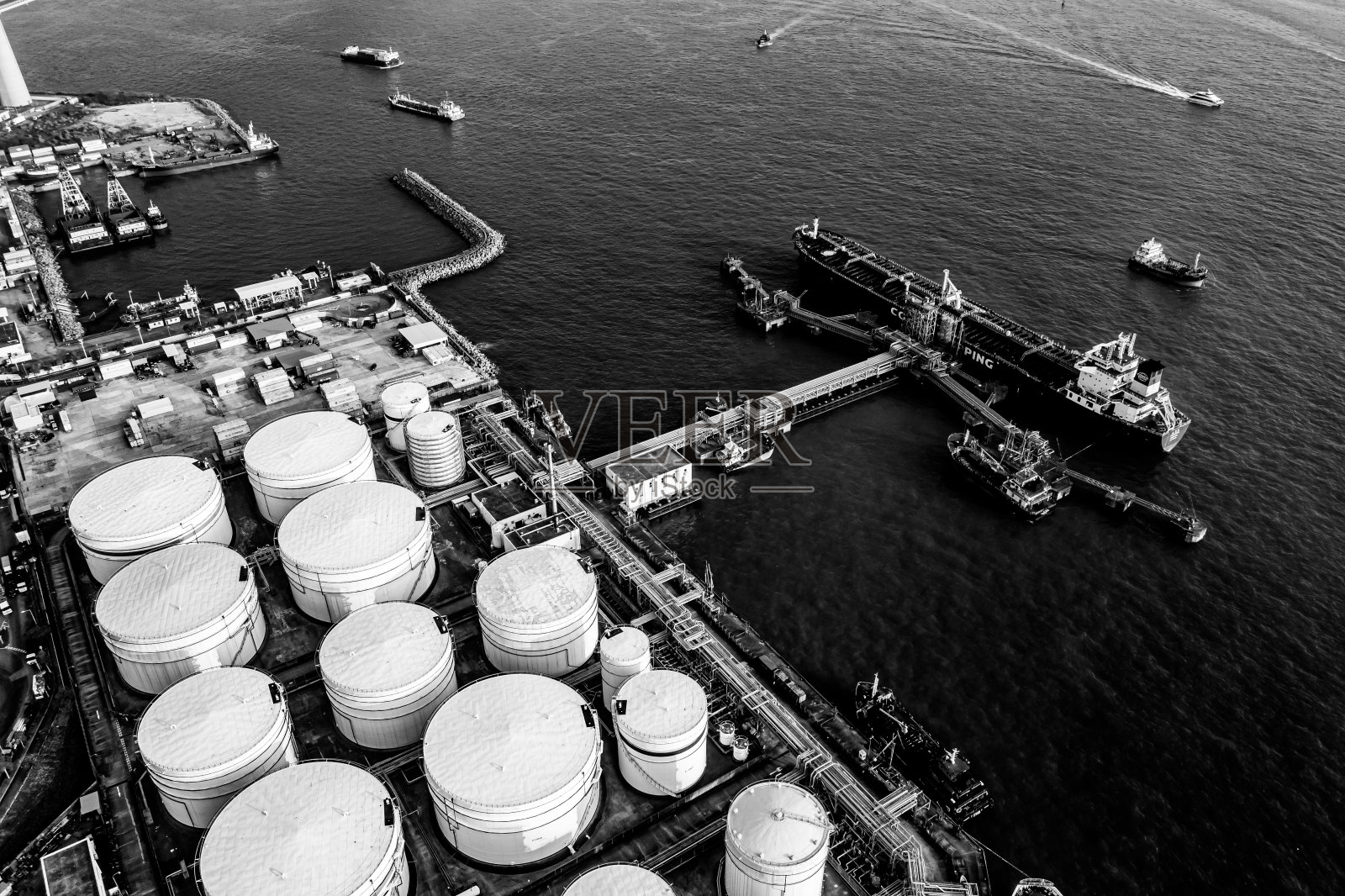 香港青衣港口内的储油罐照片摄影图片