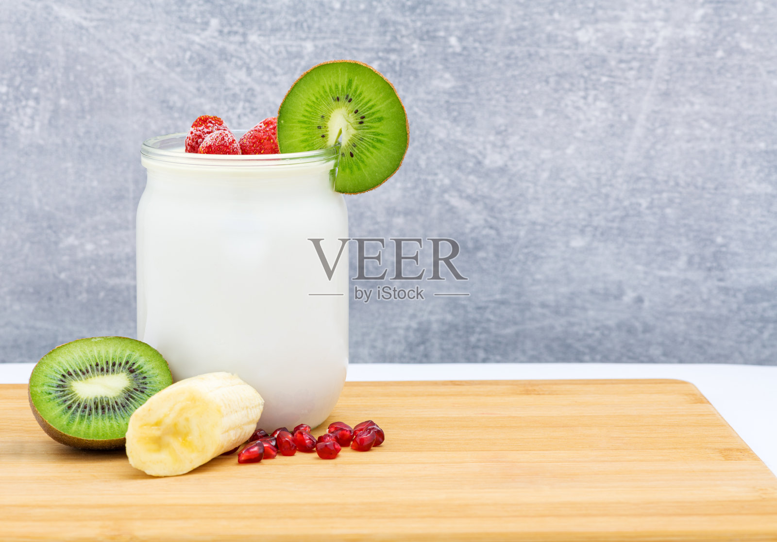 酸奶水果。新鲜的水果和浆果拼盘照片摄影图片