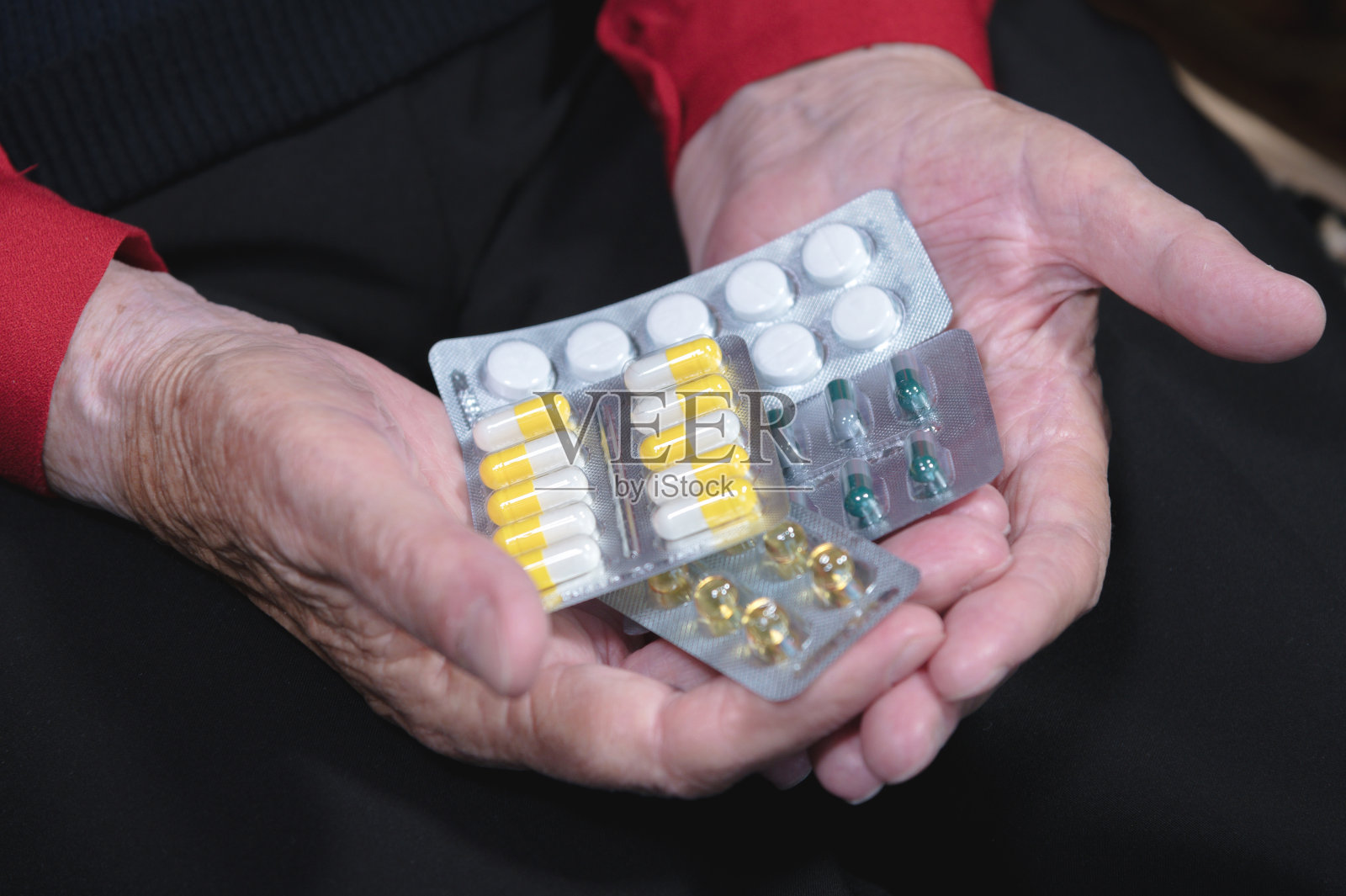 老年妇女手中的平板电脑特写：选择药物的概念照片摄影图片