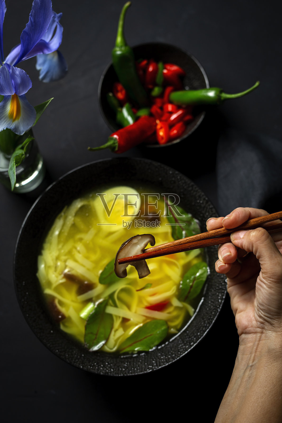 餐馆里的东方面汤照片摄影图片